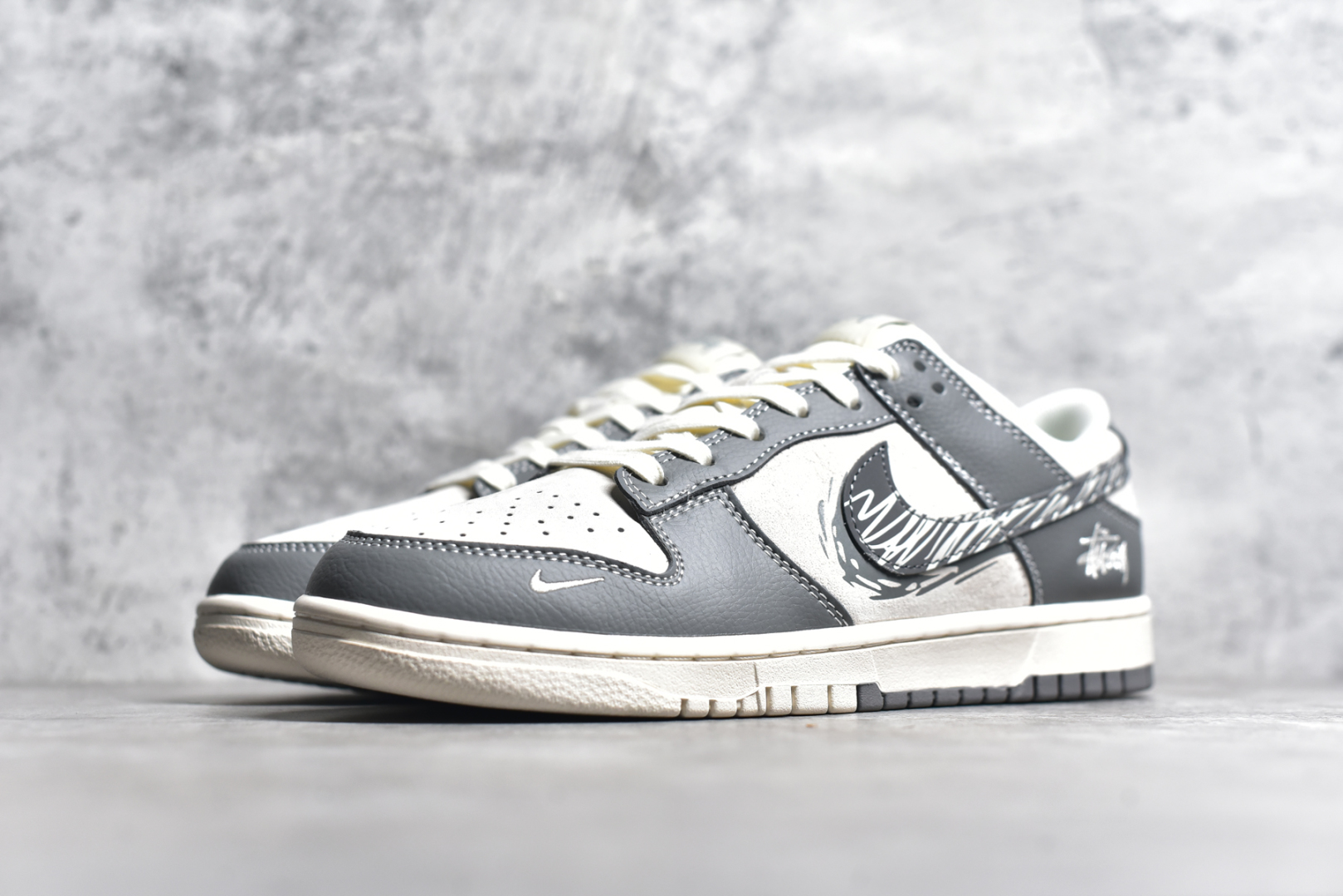 图片[2]-#NK SB Dunk Low 斯图西联名 涂鸦灰勾 周年高端定制 低帮休闲板鞋 DM6868-024 #定制鞋盒 大厂纯原品质出货 超高清洁度 皮料切割干净无任何毛边 细节完美 尺码：36 36.5 37.5 38 38.5 39 40 40.5 41 42 42.5 43 44 44.5 45-选品中心