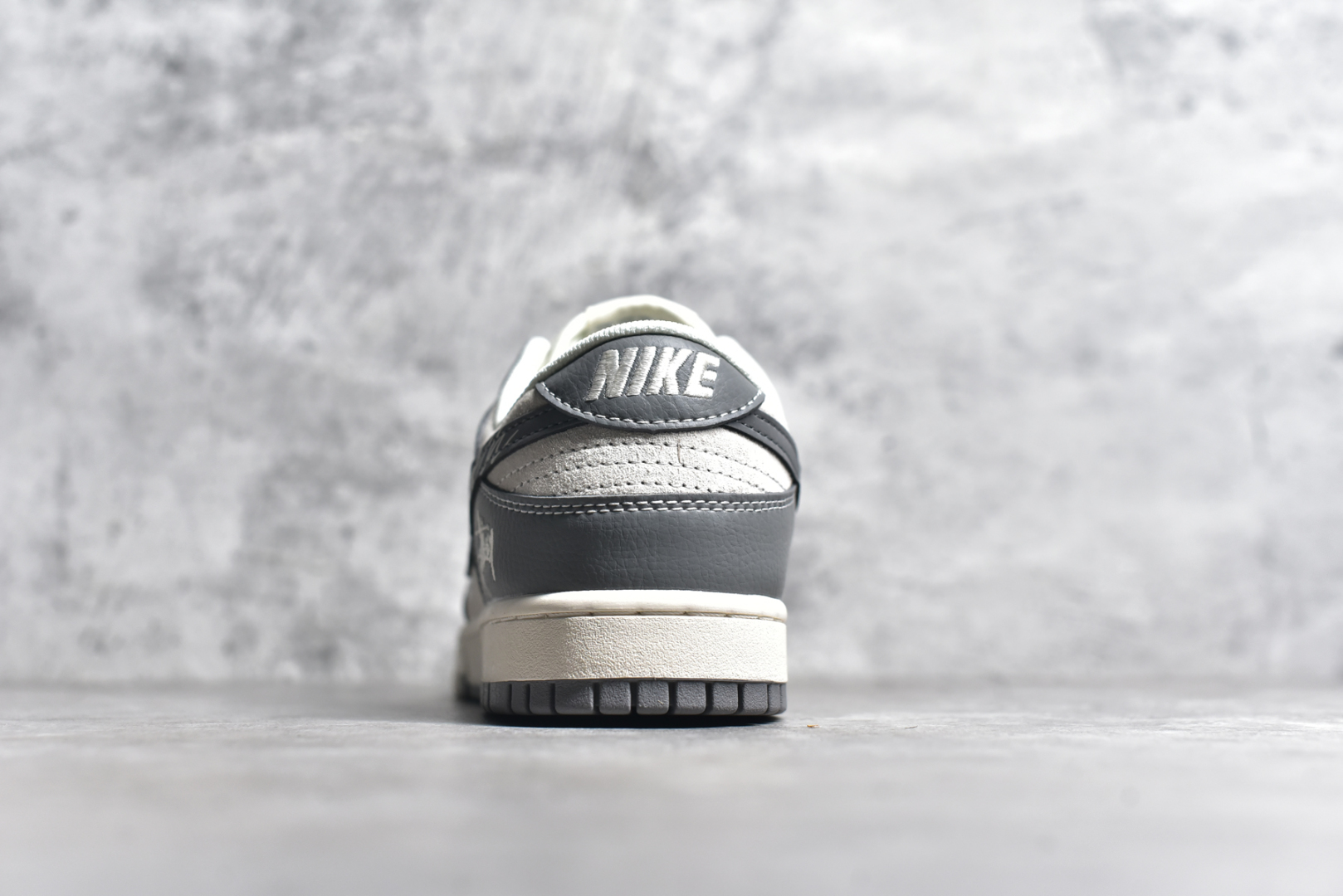 图片[5]-#NK SB Dunk Low 斯图西联名 涂鸦灰勾 周年高端定制 低帮休闲板鞋 DM6868-024 #定制鞋盒 大厂纯原品质出货 超高清洁度 皮料切割干净无任何毛边 细节完美 尺码：36 36.5 37.5 38 38.5 39 40 40.5 41 42 42.5 43 44 44.5 45-选品中心