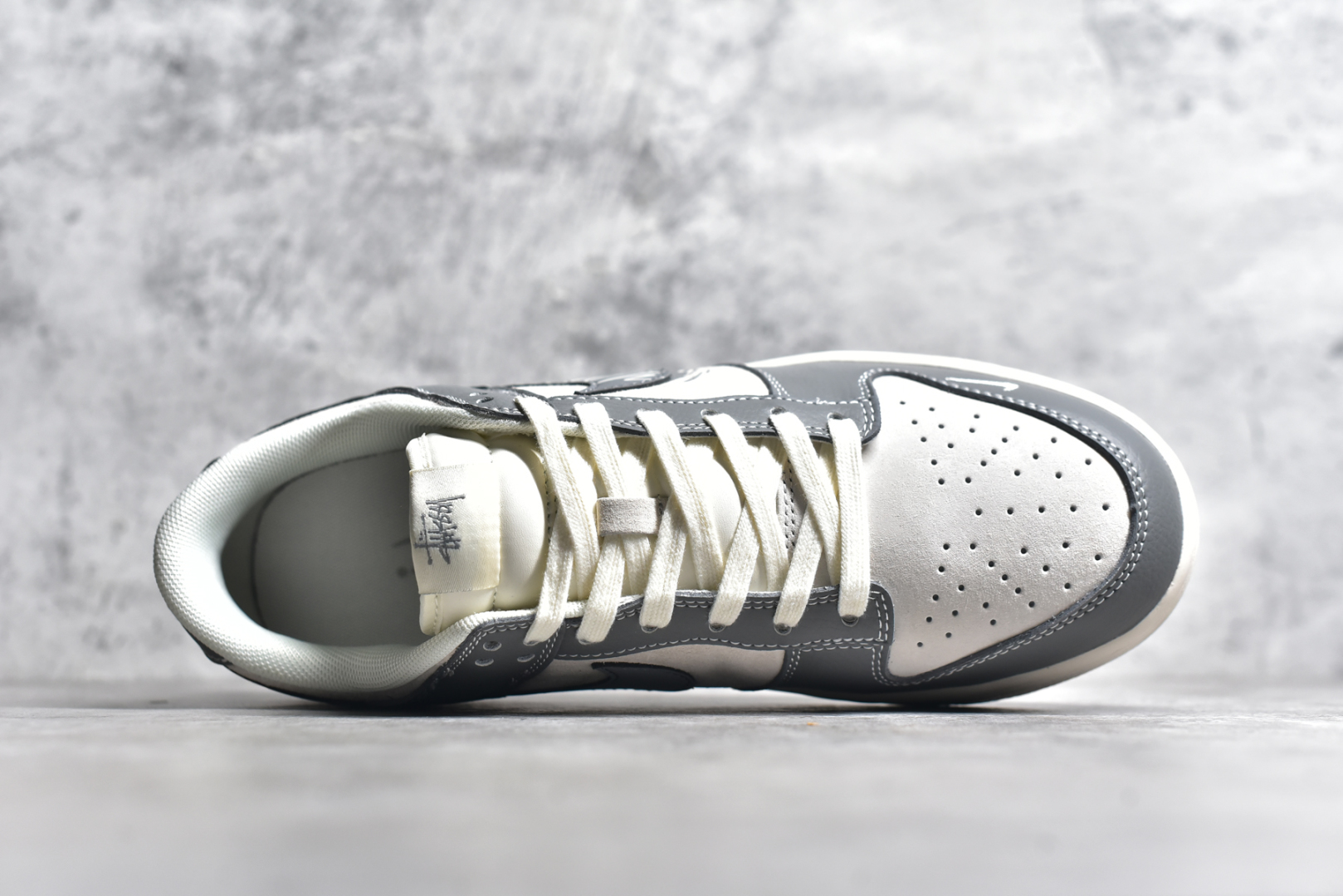 图片[4]-#NK SB Dunk Low 斯图西联名 涂鸦灰勾 周年高端定制 低帮休闲板鞋 DM6868-024 #定制鞋盒 大厂纯原品质出货 超高清洁度 皮料切割干净无任何毛边 细节完美 尺码：36 36.5 37.5 38 38.5 39 40 40.5 41 42 42.5 43 44 44.5 45-选品中心