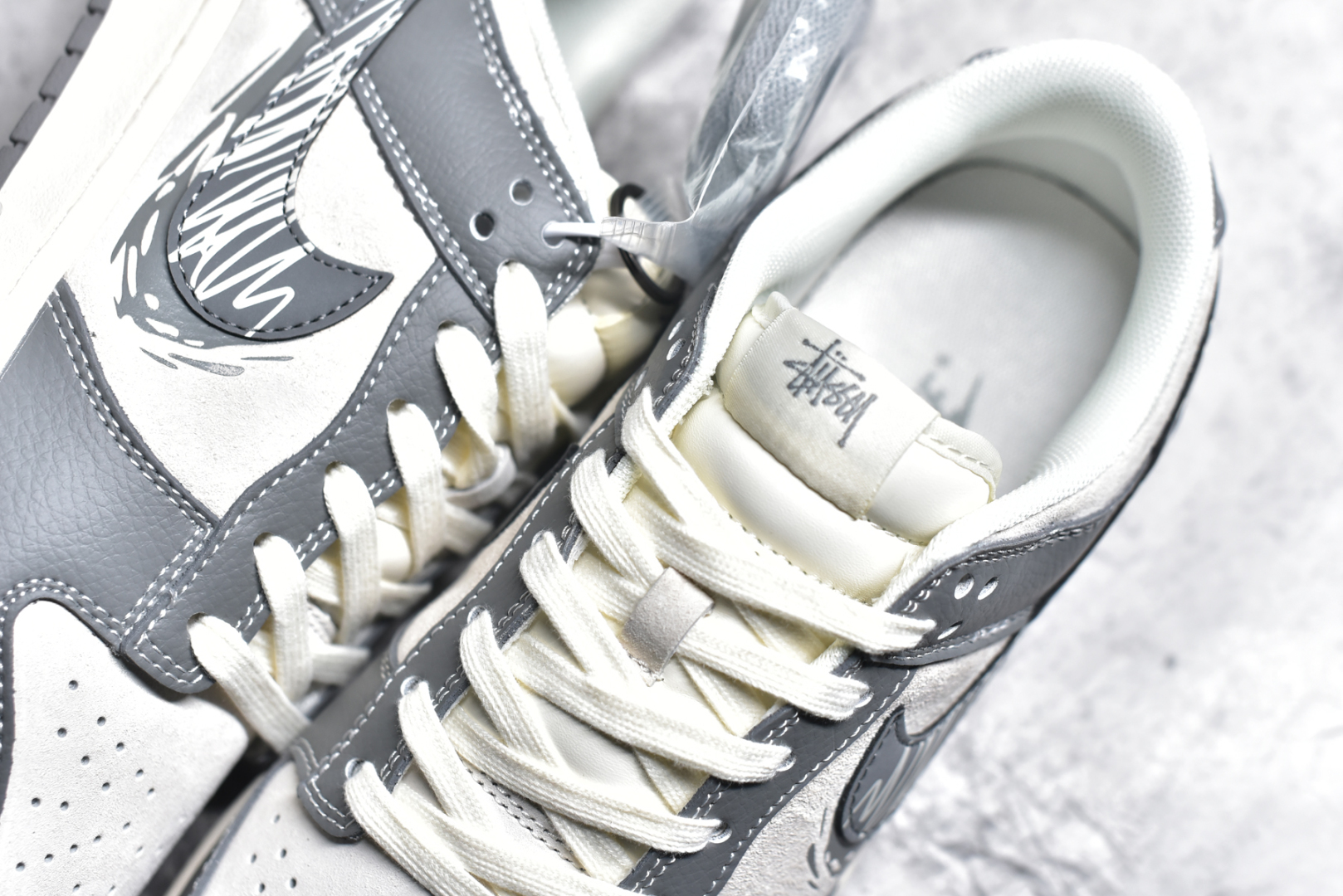 图片[9]-#NK SB Dunk Low 斯图西联名 涂鸦灰勾 周年高端定制 低帮休闲板鞋 DM6868-024 #定制鞋盒 大厂纯原品质出货 超高清洁度 皮料切割干净无任何毛边 细节完美 尺码：36 36.5 37.5 38 38.5 39 40 40.5 41 42 42.5 43 44 44.5 45-选品中心
