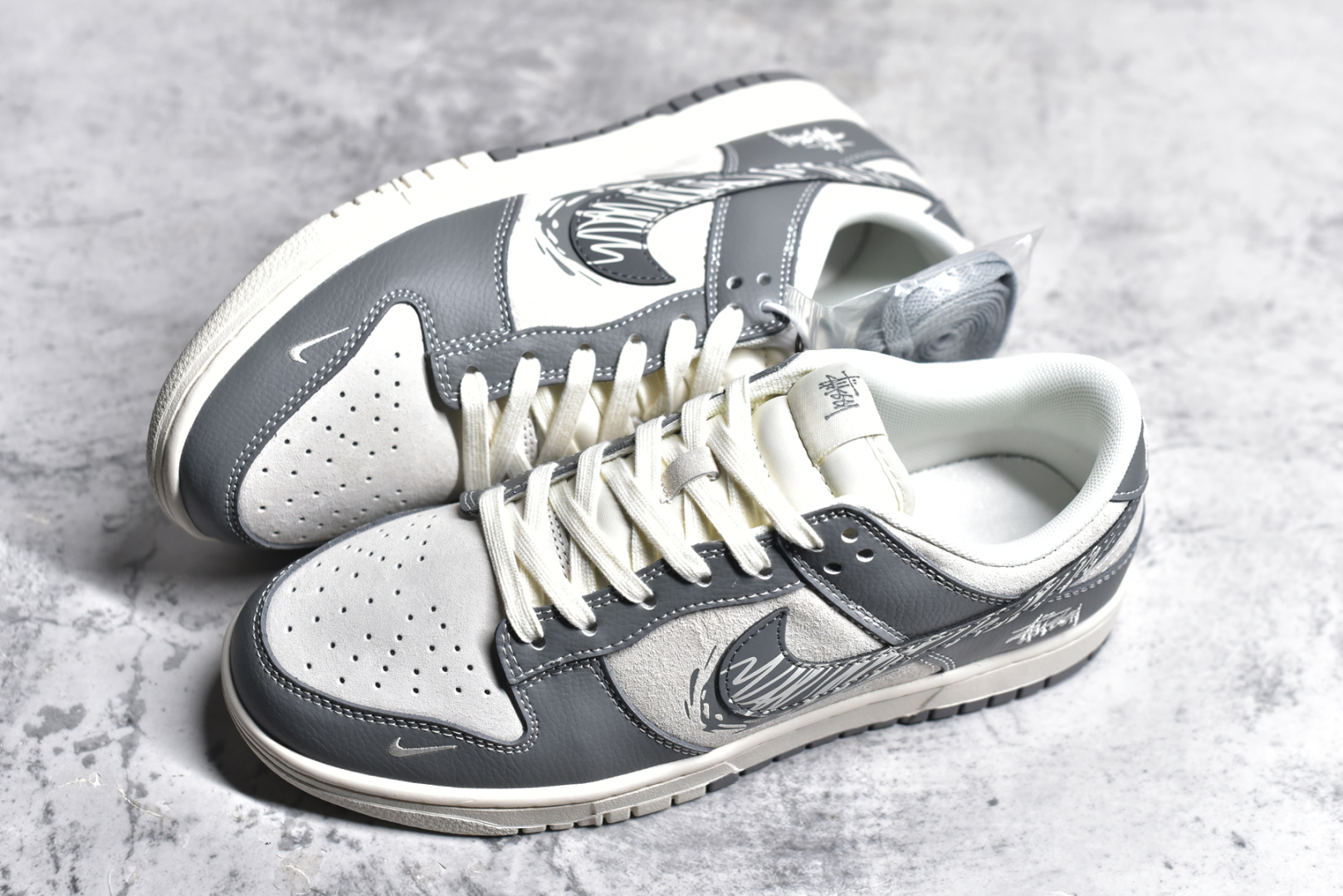 图片[7]-#NK SB Dunk Low 斯图西联名 涂鸦灰勾 周年高端定制 低帮休闲板鞋 DM6868-024 #定制鞋盒 大厂纯原品质出货 超高清洁度 皮料切割干净无任何毛边 细节完美 尺码：36 36.5 37.5 38 38.5 39 40 40.5 41 42 42.5 43 44 44.5 45-选品中心