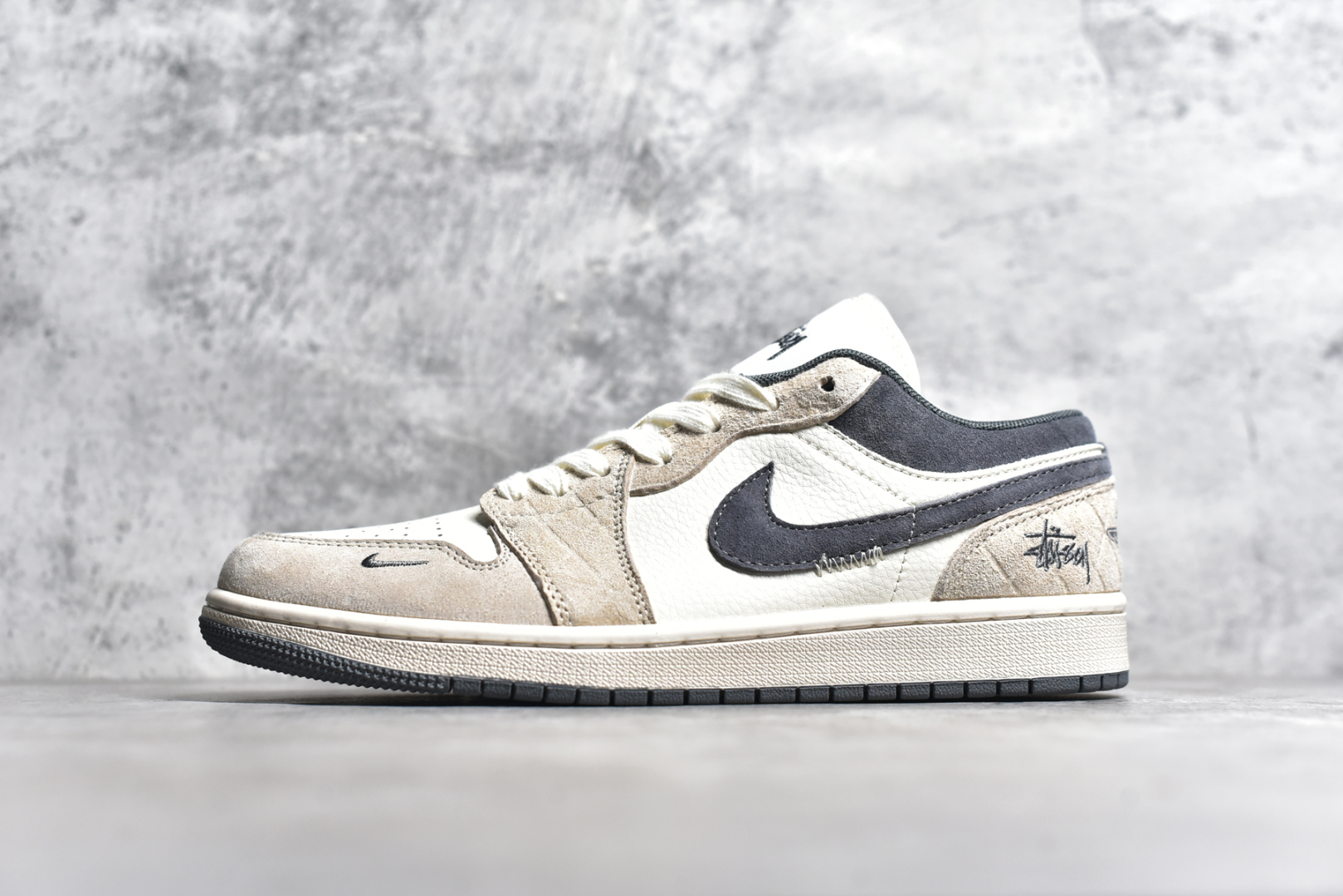 #Air Jordan 1 Low AJ1 乔1 斯图西联名 奶灰暗格 高端定制 低帮复古篮球鞋 DM9188-014 #定制鞋盒 大厂纯原品质出货 超高清洁度 皮料切割干净无任何毛边 细节完美 尺码：36 36.5 37.5 38 38.5 39 40 40.5 41 42 42.5 43 44 44.5 45-选品中心