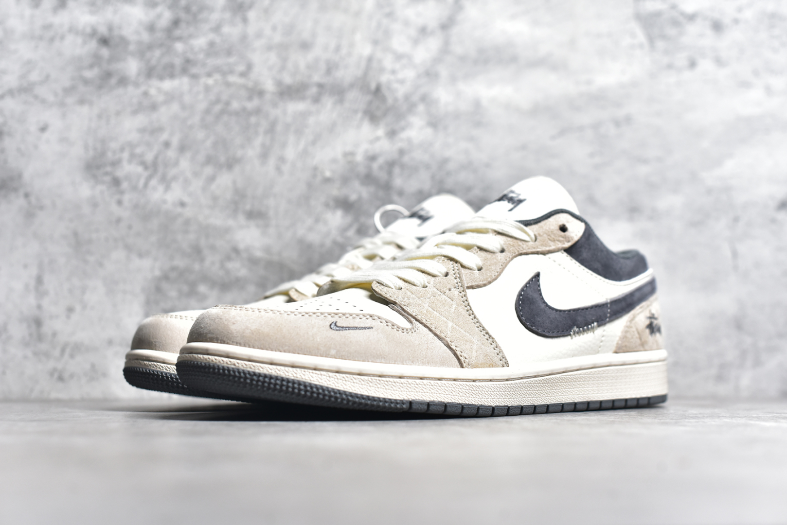 图片[2]-#Air Jordan 1 Low AJ1 乔1 斯图西联名 奶灰暗格 高端定制 低帮复古篮球鞋 DM9188-014 #定制鞋盒 大厂纯原品质出货 超高清洁度 皮料切割干净无任何毛边 细节完美 尺码：36 36.5 37.5 38 38.5 39 40 40.5 41 42 42.5 43 44 44.5 45-选品中心