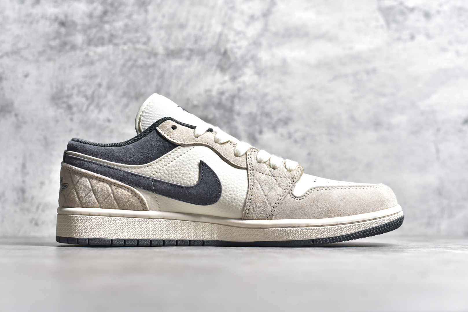 图片[3]-#Air Jordan 1 Low AJ1 乔1 斯图西联名 奶灰暗格 高端定制 低帮复古篮球鞋 DM9188-014 #定制鞋盒 大厂纯原品质出货 超高清洁度 皮料切割干净无任何毛边 细节完美 尺码：36 36.5 37.5 38 38.5 39 40 40.5 41 42 42.5 43 44 44.5 45-选品中心