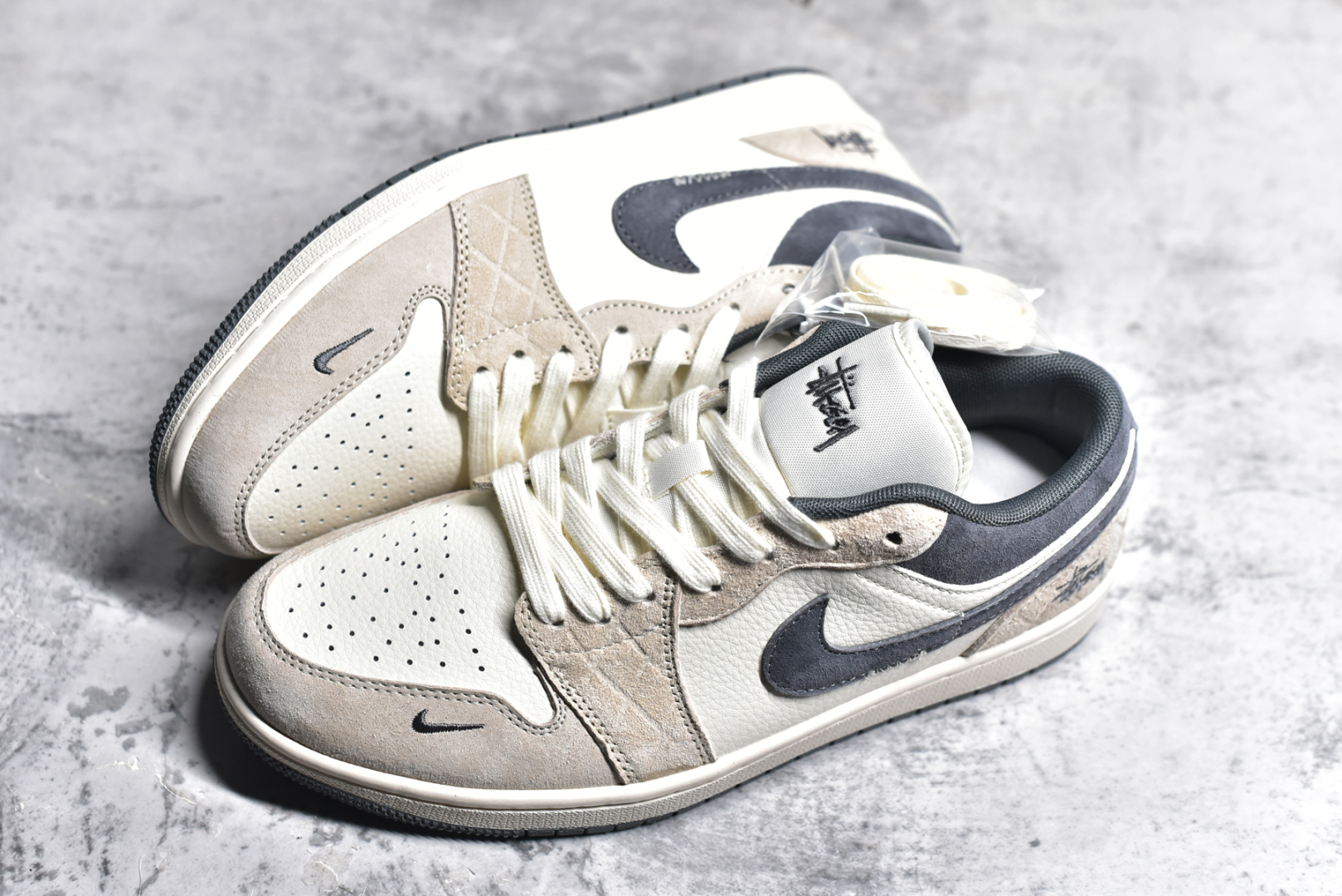 图片[7]-#Air Jordan 1 Low AJ1 乔1 斯图西联名 奶灰暗格 高端定制 低帮复古篮球鞋 DM9188-014 #定制鞋盒 大厂纯原品质出货 超高清洁度 皮料切割干净无任何毛边 细节完美 尺码：36 36.5 37.5 38 38.5 39 40 40.5 41 42 42.5 43 44 44.5 45-选品中心