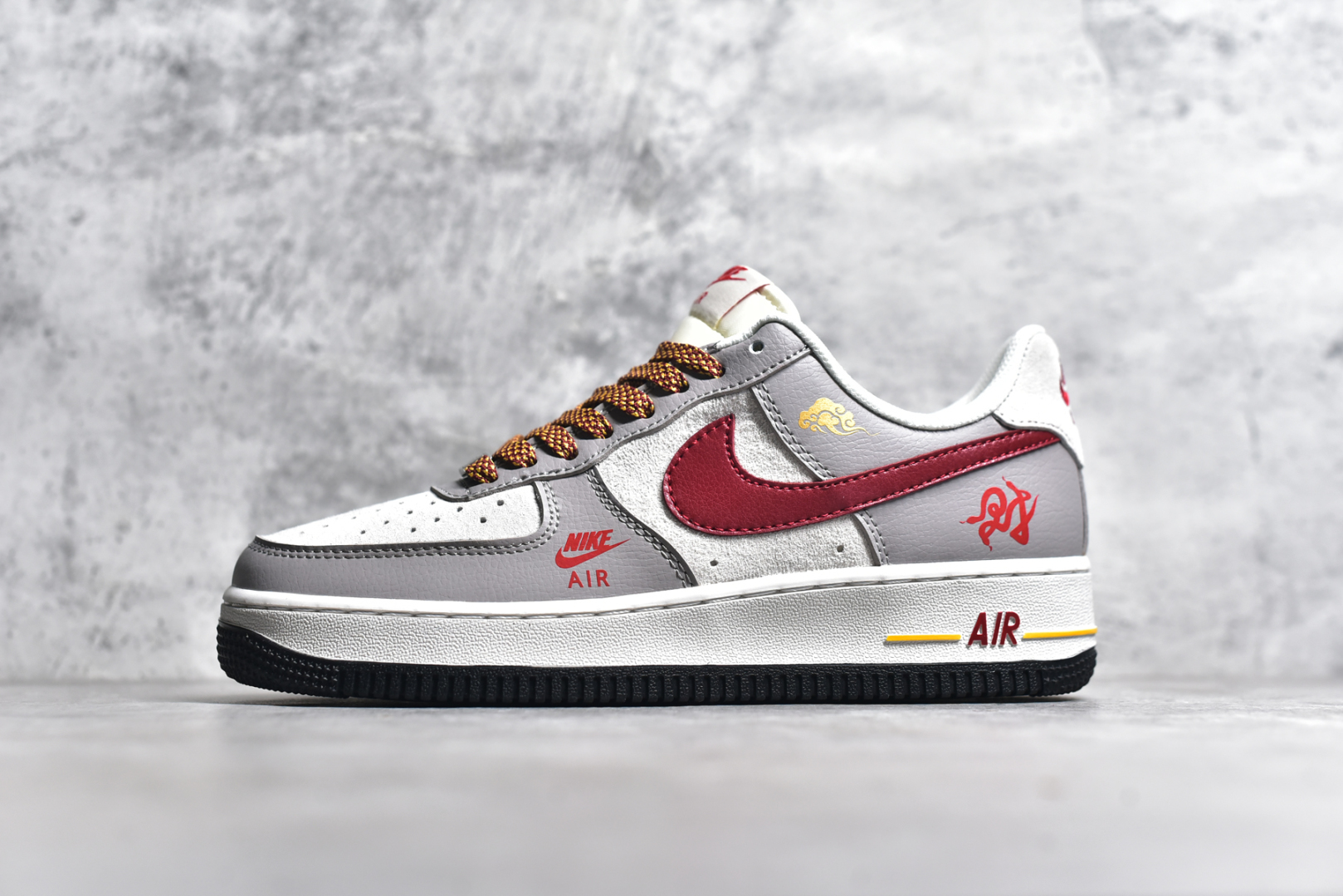 #NK Air Force 1\’07 Low 蛇年限定 米灰红勾 空军一号低帮休闲板鞋 DM6688-029 #原楦头原纸板 原装鞋盒 定制五金配件 内置全掌气垫 原厂鞋底 尺码：36 36.5 37.5 38 38.5 39 40 40.5 41 42 42.5 43 44 44.5 45-选品中心
