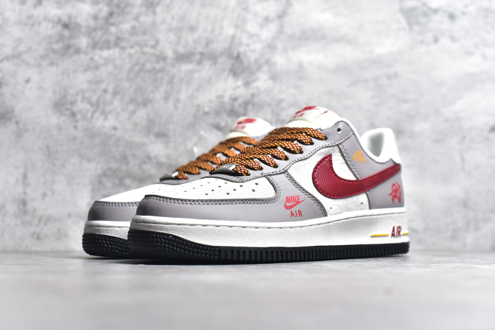 图片[2]-#NK Air Force 1\’07 Low 蛇年限定 米灰红勾 空军一号低帮休闲板鞋 DM6688-029 #原楦头原纸板 原装鞋盒 定制五金配件 内置全掌气垫 原厂鞋底 尺码：36 36.5 37.5 38 38.5 39 40 40.5 41 42 42.5 43 44 44.5 45-选品中心