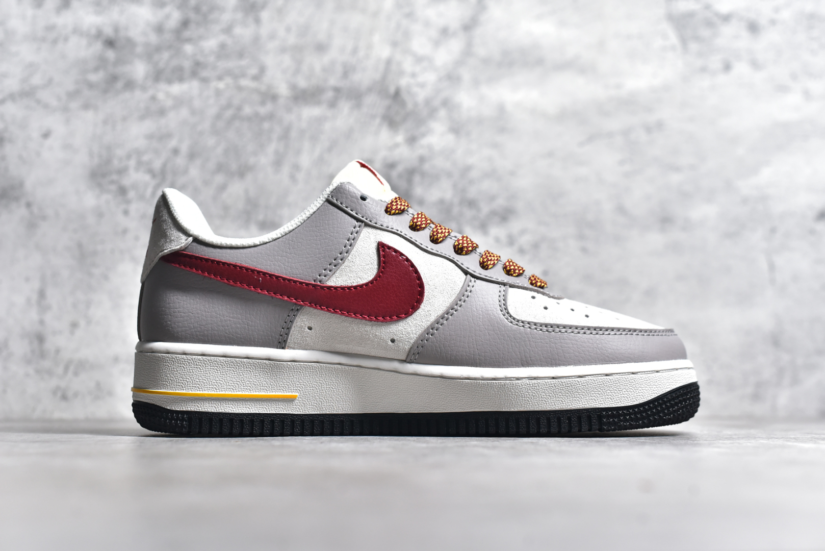 图片[3]-#NK Air Force 1\’07 Low 蛇年限定 米灰红勾 空军一号低帮休闲板鞋 DM6688-029 #原楦头原纸板 原装鞋盒 定制五金配件 内置全掌气垫 原厂鞋底 尺码：36 36.5 37.5 38 38.5 39 40 40.5 41 42 42.5 43 44 44.5 45-选品中心