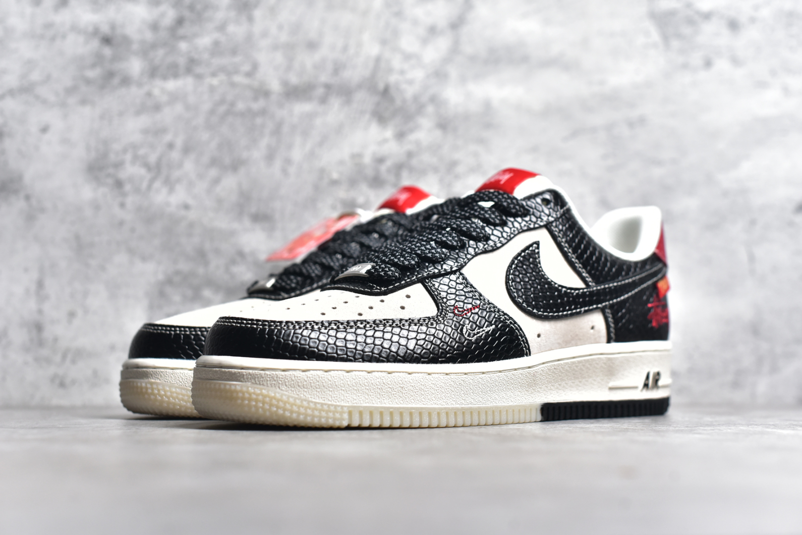 图片[2]-#NK Air Force 1\’07 Low 斯图西联名蛇年限定 黑蛇双色 空军一号低帮休闲板鞋 HH7518-034 #原楦头原纸板 原装鞋盒 定制五金配件 内置全掌气垫 原厂鞋底 尺码：36 36.5 37.5 38 38.5 39 40 40.5 41 42 42.5 43 44 44.5 45-选品中心