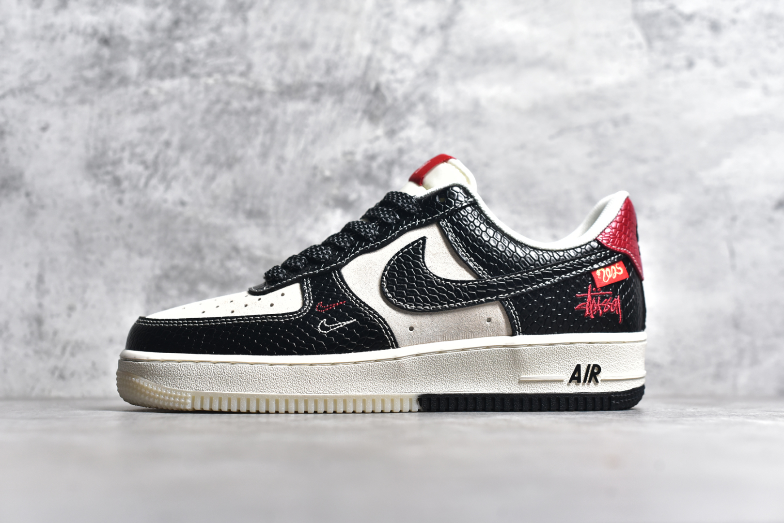 #NK Air Force 1\’07 Low 斯图西联名蛇年限定 黑蛇双色 空军一号低帮休闲板鞋 HH7518-034 #原楦头原纸板 原装鞋盒 定制五金配件 内置全掌气垫 原厂鞋底 尺码：36 36.5 37.5 38 38.5 39 40 40.5 41 42 42.5 43 44 44.5 45-选品中心