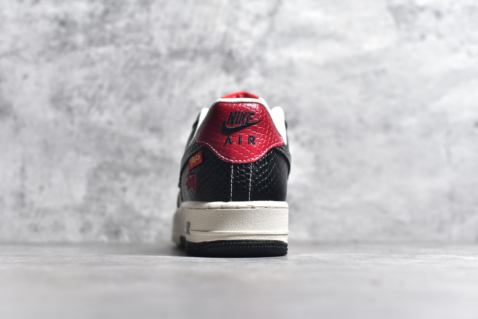 图片[5]-#NK Air Force 1\’07 Low 斯图西联名蛇年限定 黑蛇双色 空军一号低帮休闲板鞋 HH7518-034 #原楦头原纸板 原装鞋盒 定制五金配件 内置全掌气垫 原厂鞋底 尺码：36 36.5 37.5 38 38.5 39 40 40.5 41 42 42.5 43 44 44.5 45-选品中心