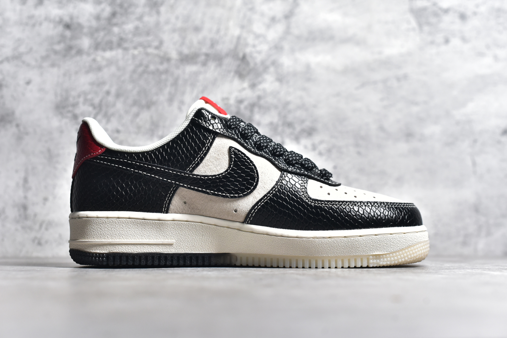 图片[3]-#NK Air Force 1\’07 Low 斯图西联名蛇年限定 黑蛇双色 空军一号低帮休闲板鞋 HH7518-034 #原楦头原纸板 原装鞋盒 定制五金配件 内置全掌气垫 原厂鞋底 尺码：36 36.5 37.5 38 38.5 39 40 40.5 41 42 42.5 43 44 44.5 45-选品中心
