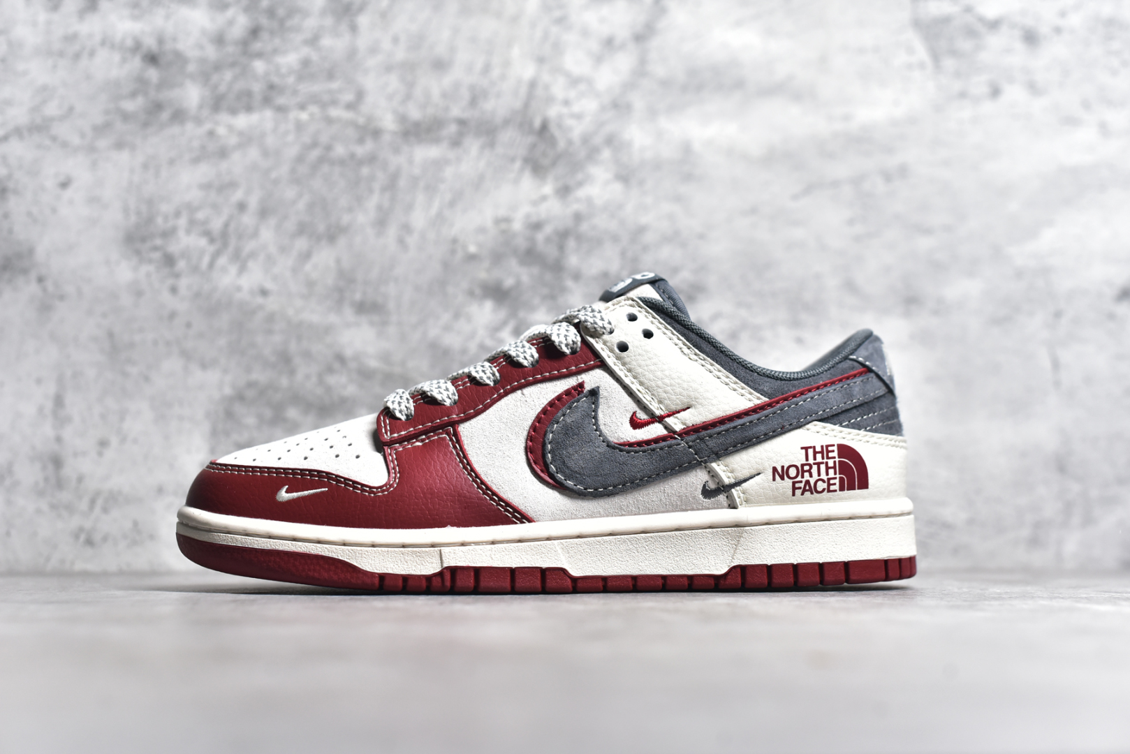 #NK SB Dunk Low 北面联名 猪八灰红勾 周年高端定制 低帮休闲板鞋 DM6868-042 #定制鞋盒 大厂纯原品质出货 超高清洁度 皮料切割干净无任何毛边 细节完美 尺码：36 36.5 37.5 38 38.5 39 40 40.5 41 42 42.5 43 44 44.5 45-选品中心
