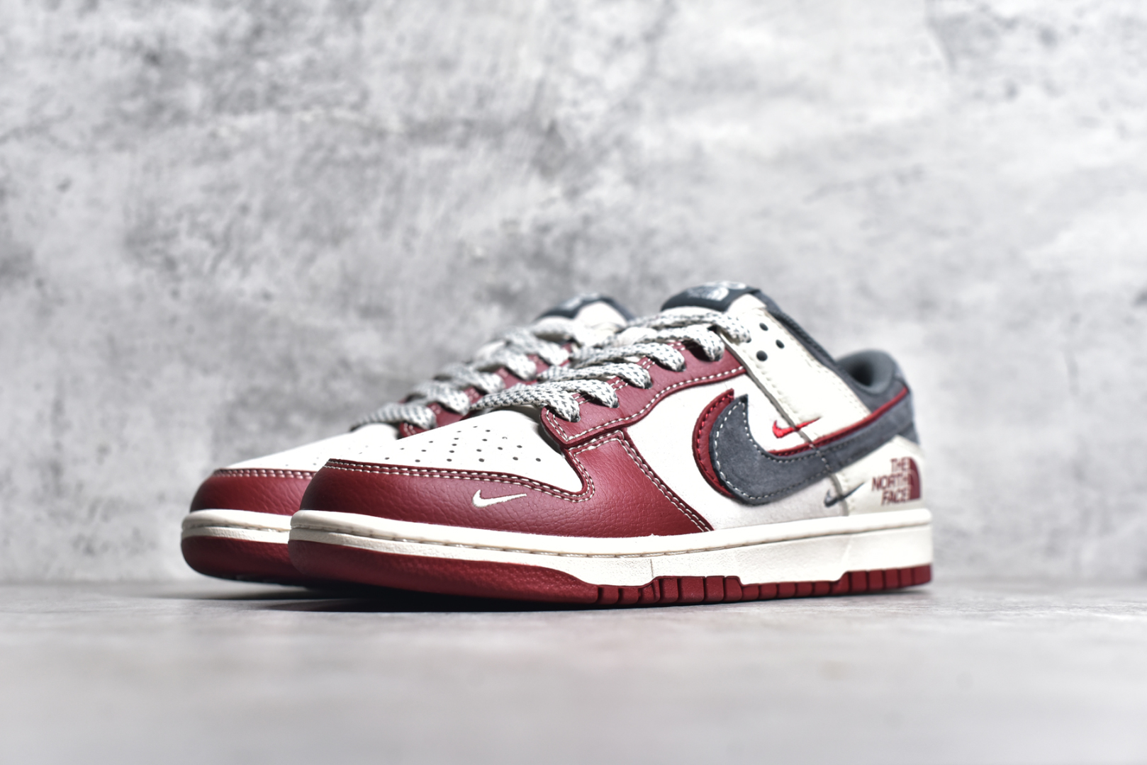 图片[2]-#NK SB Dunk Low 北面联名 猪八灰红勾 周年高端定制 低帮休闲板鞋 DM6868-042 #定制鞋盒 大厂纯原品质出货 超高清洁度 皮料切割干净无任何毛边 细节完美 尺码：36 36.5 37.5 38 38.5 39 40 40.5 41 42 42.5 43 44 44.5 45-选品中心
