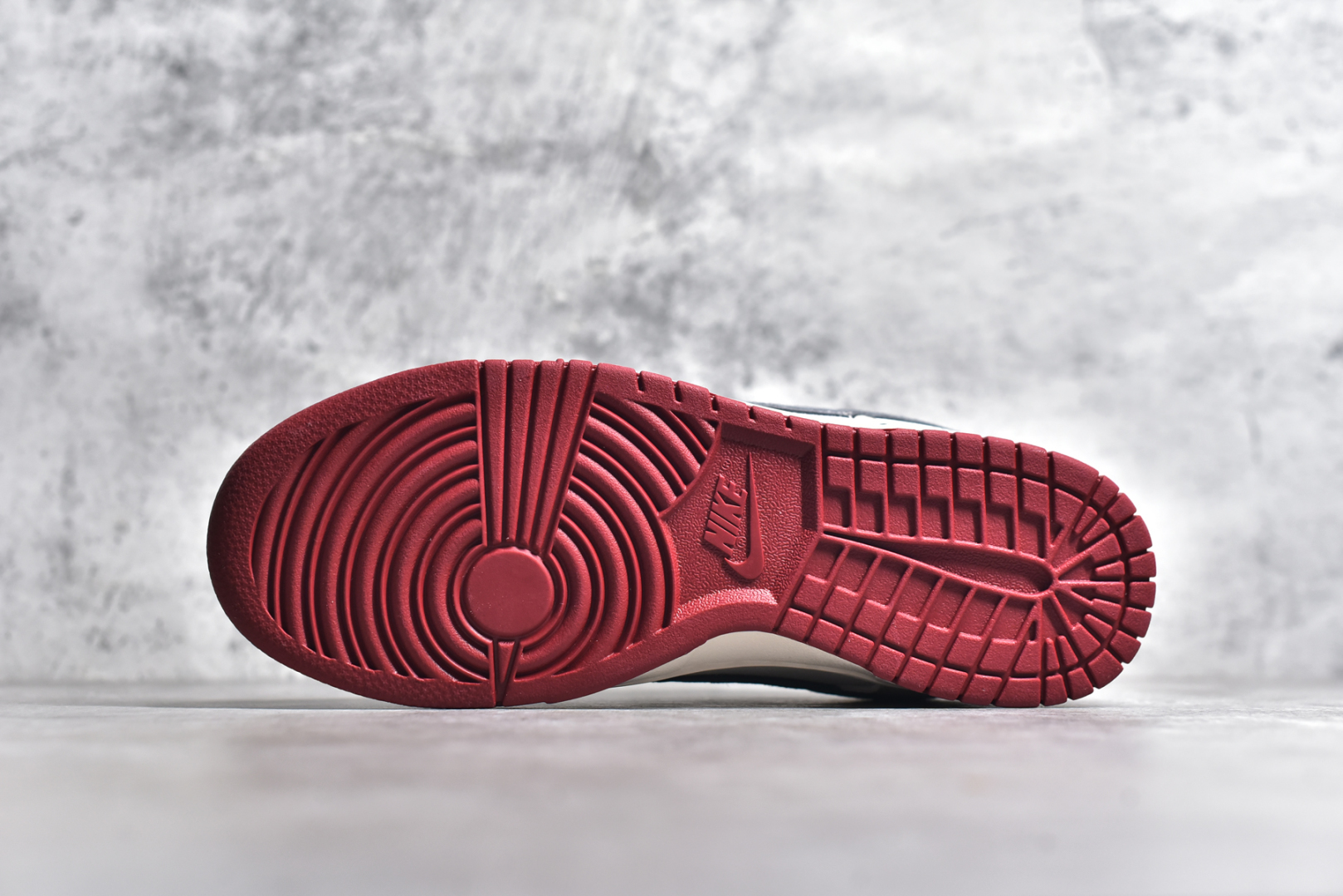 图片[6]-#NK SB Dunk Low 北面联名 猪八灰红勾 周年高端定制 低帮休闲板鞋 DM6868-042 #定制鞋盒 大厂纯原品质出货 超高清洁度 皮料切割干净无任何毛边 细节完美 尺码：36 36.5 37.5 38 38.5 39 40 40.5 41 42 42.5 43 44 44.5 45-选品中心