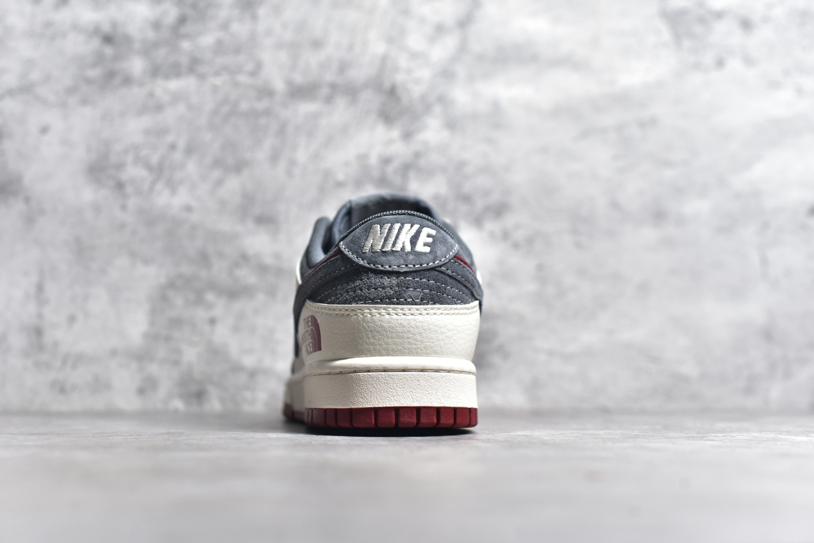 图片[5]-#NK SB Dunk Low 北面联名 猪八灰红勾 周年高端定制 低帮休闲板鞋 DM6868-042 #定制鞋盒 大厂纯原品质出货 超高清洁度 皮料切割干净无任何毛边 细节完美 尺码：36 36.5 37.5 38 38.5 39 40 40.5 41 42 42.5 43 44 44.5 45-选品中心