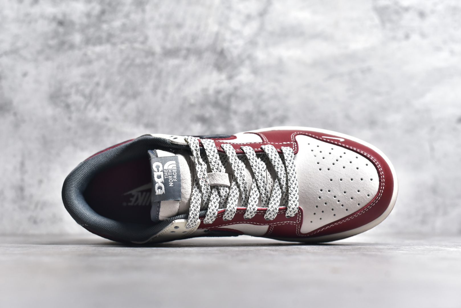 图片[4]-#NK SB Dunk Low 北面联名 猪八灰红勾 周年高端定制 低帮休闲板鞋 DM6868-042 #定制鞋盒 大厂纯原品质出货 超高清洁度 皮料切割干净无任何毛边 细节完美 尺码：36 36.5 37.5 38 38.5 39 40 40.5 41 42 42.5 43 44 44.5 45-选品中心