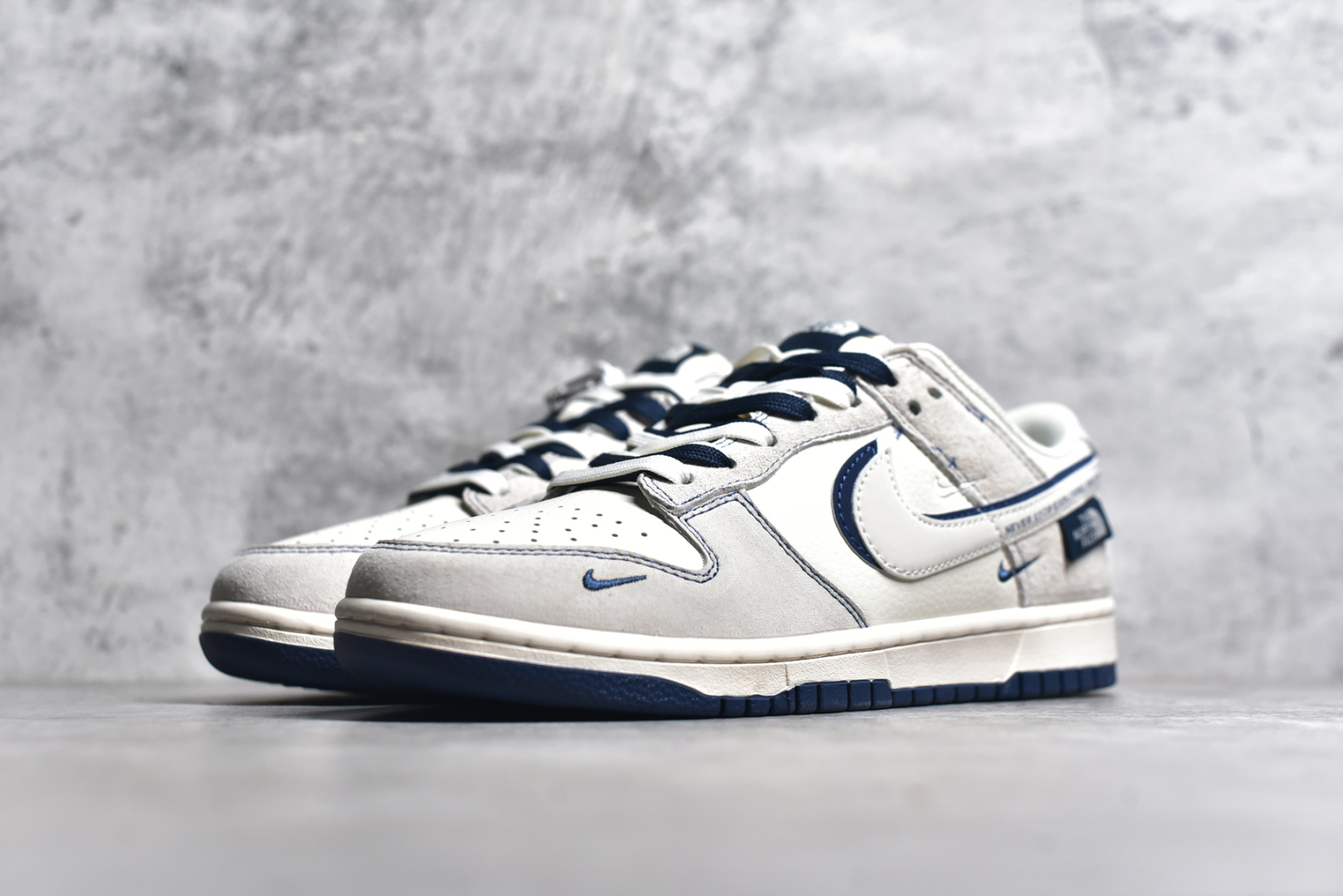 图片[2]-#NK SB Dunk Low 北面联名 猪八白蓝勾 周年高端定制 低帮休闲板鞋 DM6868-023 #定制鞋盒 大厂纯原品质出货 超高清洁度 皮料切割干净无任何毛边 细节完美 尺码：36 36.5 37.5 38 38.5 39 40 40.5 41 42 42.5 43 44 44.5 45-选品中心