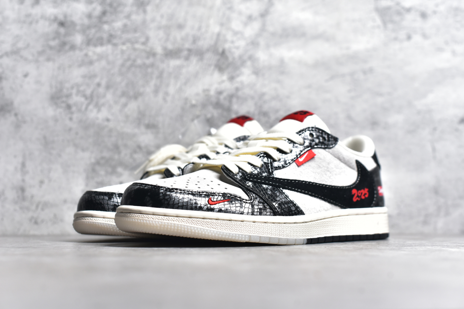 图片[2]-#Travis Scott x Fragment Design x Air Jordan 1 Low OG SP AJ1 乔1 Sup联名 黑鳞双色 低帮文化休闲板鞋 DM9288-010 #多方联名合作融合了Travis Scott 独特的音乐风格，藤原浩个性的设计风格以及Jordan品牌的经典元素 使其成为一双具有独特身份和价值的鞋子 清新而立体的外观加上联名标识更突出了其独特身份 这种配色方案显示出活力和时尚感 在视觉上引人注目 鞋身的质感和细腻的细节处理使其显得高端而格调十足 这款“倒钩”联名是设计与创意完美结合 融合多方的个性风格是一款备受瞩目的潮流鞋款 尺码：36 36.5 37.5 38 38.5 39 40 40.5 41 42 42.5 43 44 44.5 45-选品中心