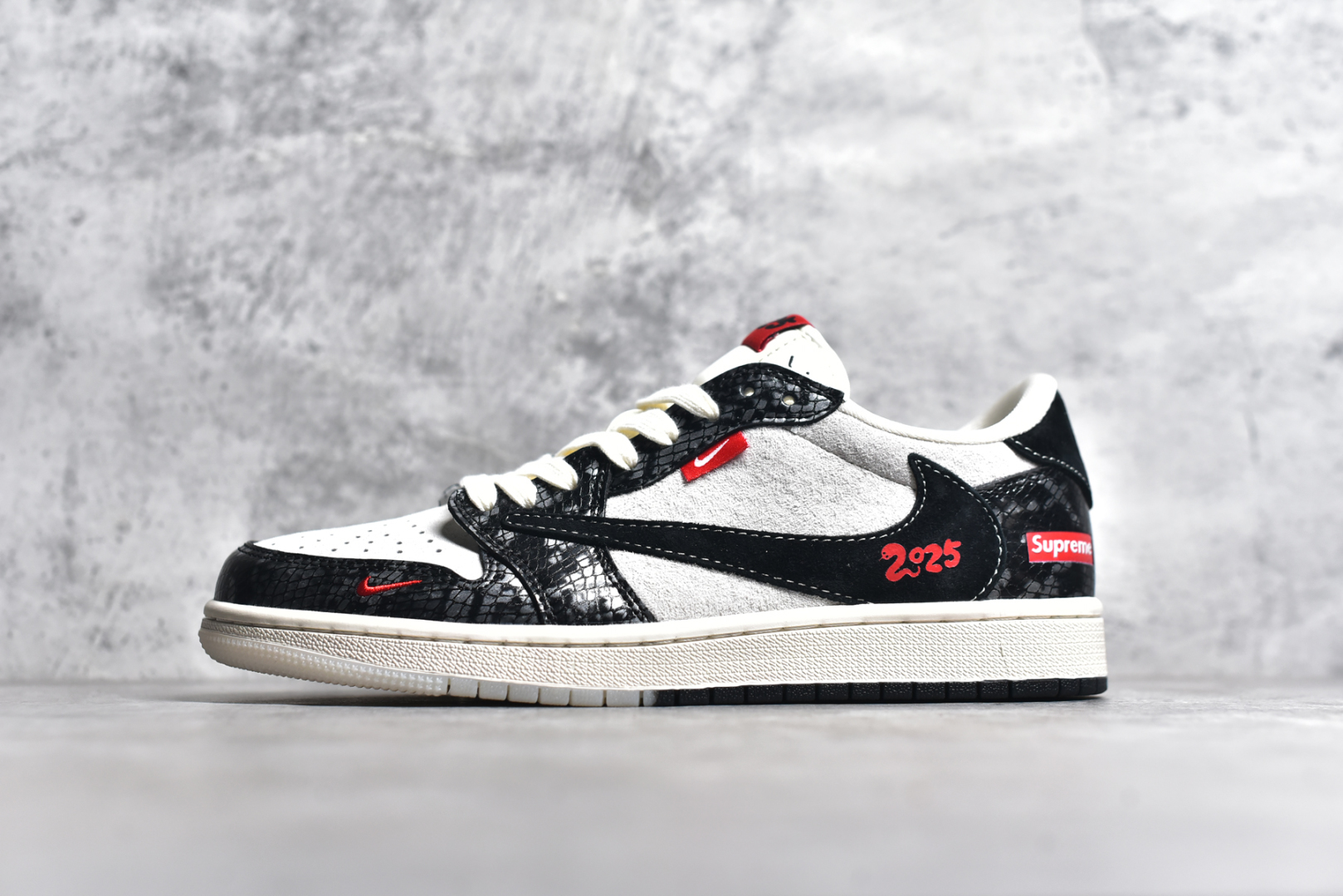 #Travis Scott x Fragment Design x Air Jordan 1 Low OG SP AJ1 乔1 Sup联名 黑鳞双色 低帮文化休闲板鞋 DM9288-010 #多方联名合作融合了Travis Scott 独特的音乐风格，藤原浩个性的设计风格以及Jordan品牌的经典元素 使其成为一双具有独特身份和价值的鞋子 清新而立体的外观加上联名标识更突出了其独特身份 这种配色方案显示出活力和时尚感 在视觉上引人注目 鞋身的质感和细腻的细节处理使其显得高端而格调十足 这款“倒钩”联名是设计与创意完美结合 融合多方的个性风格是一款备受瞩目的潮流鞋款 尺码：36 36.5 37.5 38 38.5 39 40 40.5 41 42 42.5 43 44 44.5 45-选品中心