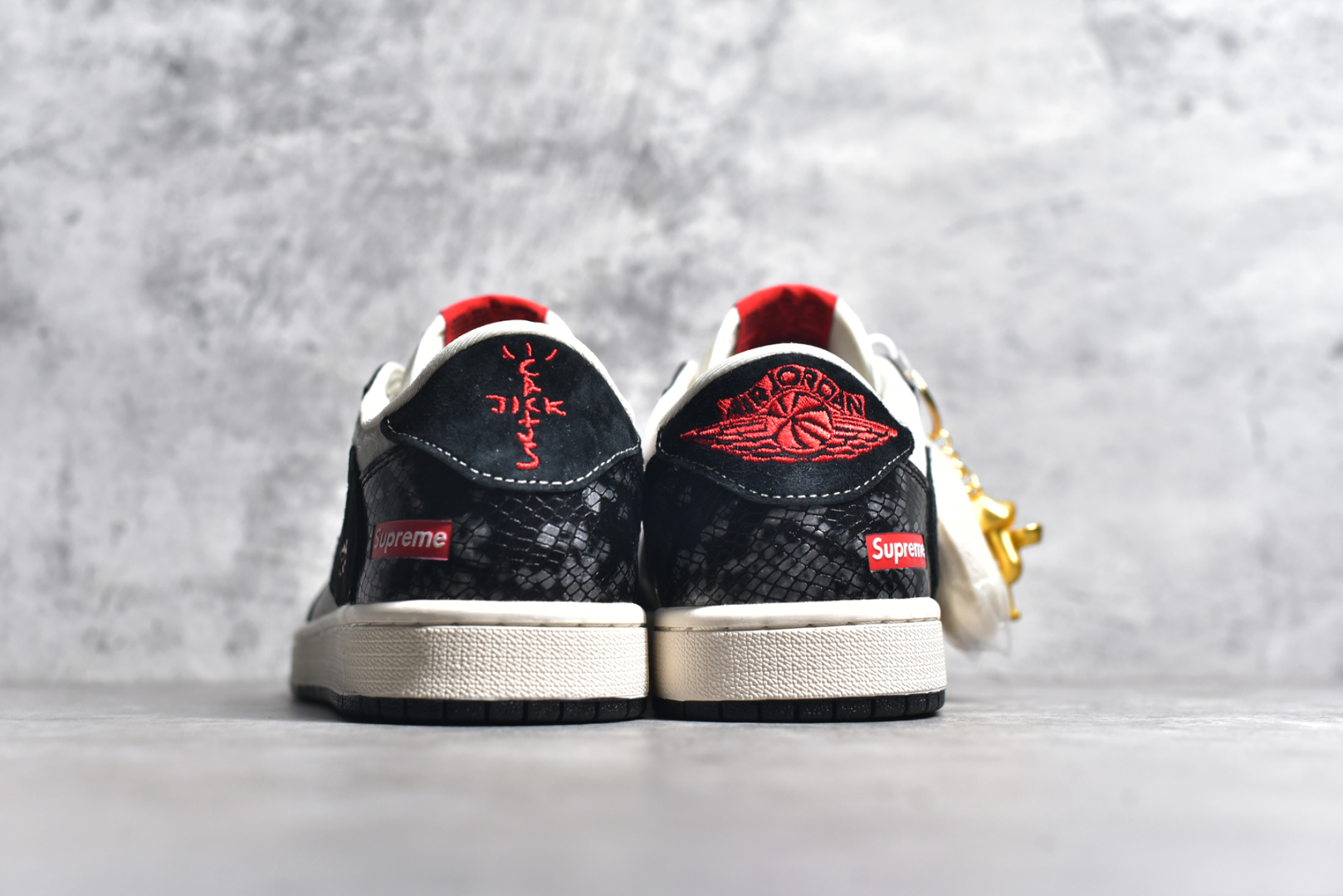 图片[5]-#Travis Scott x Fragment Design x Air Jordan 1 Low OG SP AJ1 乔1 Sup联名 黑鳞双色 低帮文化休闲板鞋 DM9288-010 #多方联名合作融合了Travis Scott 独特的音乐风格，藤原浩个性的设计风格以及Jordan品牌的经典元素 使其成为一双具有独特身份和价值的鞋子 清新而立体的外观加上联名标识更突出了其独特身份 这种配色方案显示出活力和时尚感 在视觉上引人注目 鞋身的质感和细腻的细节处理使其显得高端而格调十足 这款“倒钩”联名是设计与创意完美结合 融合多方的个性风格是一款备受瞩目的潮流鞋款 尺码：36 36.5 37.5 38 38.5 39 40 40.5 41 42 42.5 43 44 44.5 45-选品中心