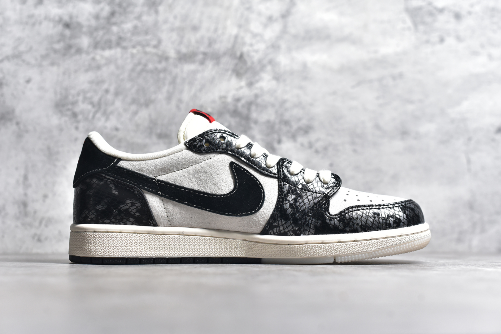 图片[3]-#Travis Scott x Fragment Design x Air Jordan 1 Low OG SP AJ1 乔1 Sup联名 黑鳞双色 低帮文化休闲板鞋 DM9288-010 #多方联名合作融合了Travis Scott 独特的音乐风格，藤原浩个性的设计风格以及Jordan品牌的经典元素 使其成为一双具有独特身份和价值的鞋子 清新而立体的外观加上联名标识更突出了其独特身份 这种配色方案显示出活力和时尚感 在视觉上引人注目 鞋身的质感和细腻的细节处理使其显得高端而格调十足 这款“倒钩”联名是设计与创意完美结合 融合多方的个性风格是一款备受瞩目的潮流鞋款 尺码：36 36.5 37.5 38 38.5 39 40 40.5 41 42 42.5 43 44 44.5 45-选品中心