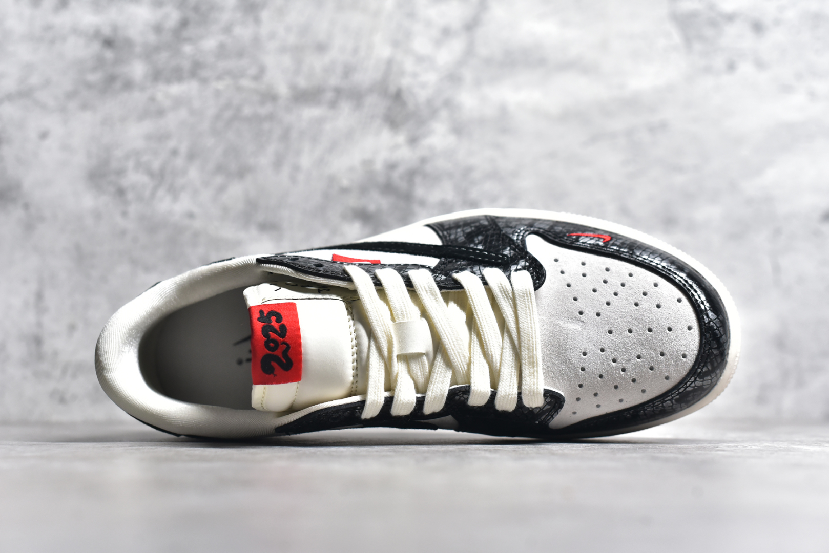 图片[4]-#Travis Scott x Fragment Design x Air Jordan 1 Low OG SP AJ1 乔1 Sup联名 黑鳞双色 低帮文化休闲板鞋 DM9288-010 #多方联名合作融合了Travis Scott 独特的音乐风格，藤原浩个性的设计风格以及Jordan品牌的经典元素 使其成为一双具有独特身份和价值的鞋子 清新而立体的外观加上联名标识更突出了其独特身份 这种配色方案显示出活力和时尚感 在视觉上引人注目 鞋身的质感和细腻的细节处理使其显得高端而格调十足 这款“倒钩”联名是设计与创意完美结合 融合多方的个性风格是一款备受瞩目的潮流鞋款 尺码：36 36.5 37.5 38 38.5 39 40 40.5 41 42 42.5 43 44 44.5 45-选品中心