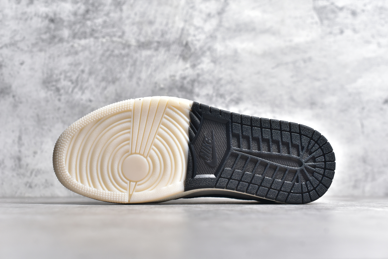 图片[6]-#Travis Scott x Fragment Design x Air Jordan 1 Low OG SP AJ1 乔1 Sup联名 黑鳞双色 低帮文化休闲板鞋 DM9288-010 #多方联名合作融合了Travis Scott 独特的音乐风格，藤原浩个性的设计风格以及Jordan品牌的经典元素 使其成为一双具有独特身份和价值的鞋子 清新而立体的外观加上联名标识更突出了其独特身份 这种配色方案显示出活力和时尚感 在视觉上引人注目 鞋身的质感和细腻的细节处理使其显得高端而格调十足 这款“倒钩”联名是设计与创意完美结合 融合多方的个性风格是一款备受瞩目的潮流鞋款 尺码：36 36.5 37.5 38 38.5 39 40 40.5 41 42 42.5 43 44 44.5 45-选品中心
