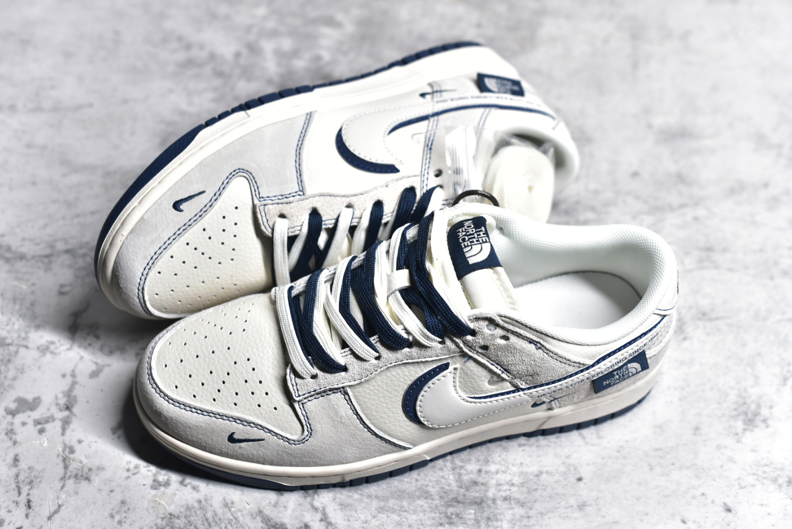 图片[7]-#NK SB Dunk Low 北面联名 猪八白蓝勾 周年高端定制 低帮休闲板鞋 DM6868-023 #定制鞋盒 大厂纯原品质出货 超高清洁度 皮料切割干净无任何毛边 细节完美 尺码：36 36.5 37.5 38 38.5 39 40 40.5 41 42 42.5 43 44 44.5 45-选品中心