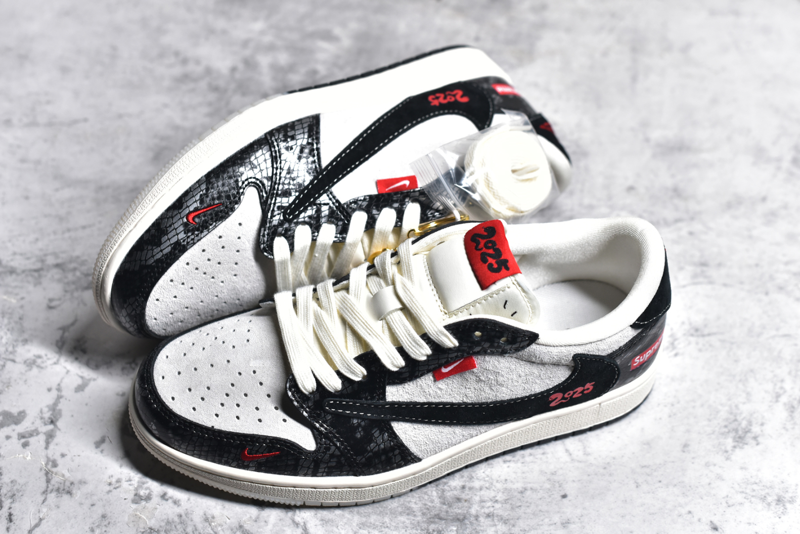 图片[7]-#Travis Scott x Fragment Design x Air Jordan 1 Low OG SP AJ1 乔1 Sup联名 黑鳞双色 低帮文化休闲板鞋 DM9288-010 #多方联名合作融合了Travis Scott 独特的音乐风格，藤原浩个性的设计风格以及Jordan品牌的经典元素 使其成为一双具有独特身份和价值的鞋子 清新而立体的外观加上联名标识更突出了其独特身份 这种配色方案显示出活力和时尚感 在视觉上引人注目 鞋身的质感和细腻的细节处理使其显得高端而格调十足 这款“倒钩”联名是设计与创意完美结合 融合多方的个性风格是一款备受瞩目的潮流鞋款 尺码：36 36.5 37.5 38 38.5 39 40 40.5 41 42 42.5 43 44 44.5 45-选品中心