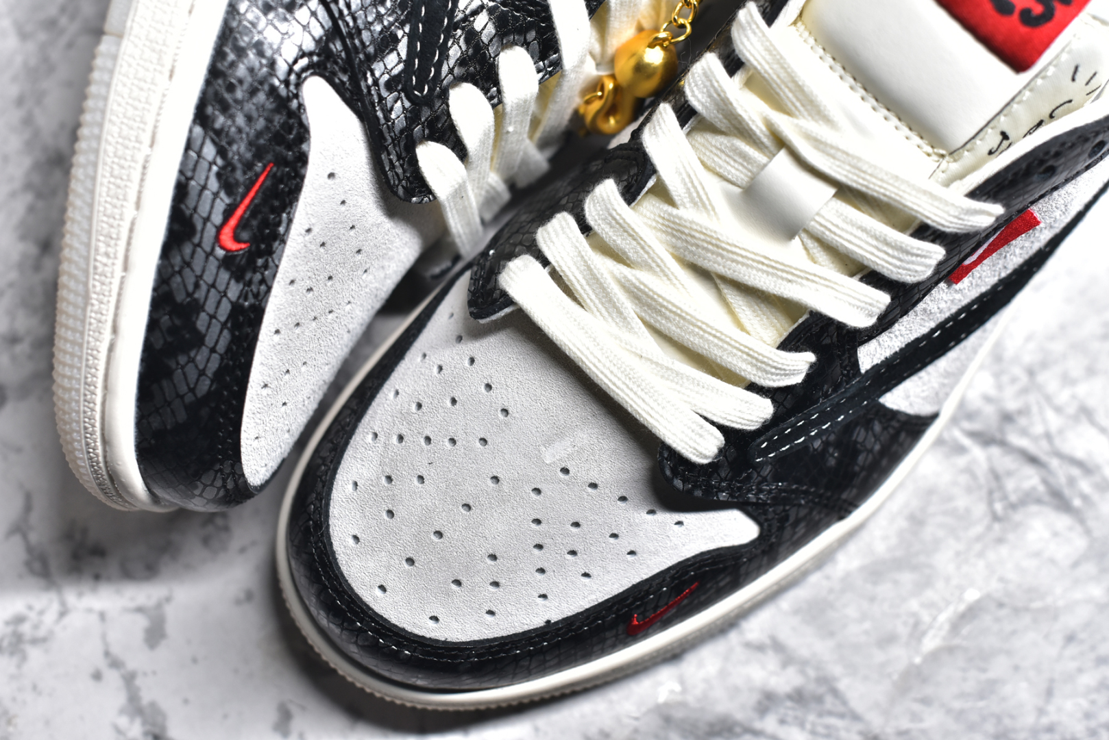 图片[8]-#Travis Scott x Fragment Design x Air Jordan 1 Low OG SP AJ1 乔1 Sup联名 黑鳞双色 低帮文化休闲板鞋 DM9288-010 #多方联名合作融合了Travis Scott 独特的音乐风格，藤原浩个性的设计风格以及Jordan品牌的经典元素 使其成为一双具有独特身份和价值的鞋子 清新而立体的外观加上联名标识更突出了其独特身份 这种配色方案显示出活力和时尚感 在视觉上引人注目 鞋身的质感和细腻的细节处理使其显得高端而格调十足 这款“倒钩”联名是设计与创意完美结合 融合多方的个性风格是一款备受瞩目的潮流鞋款 尺码：36 36.5 37.5 38 38.5 39 40 40.5 41 42 42.5 43 44 44.5 45-选品中心