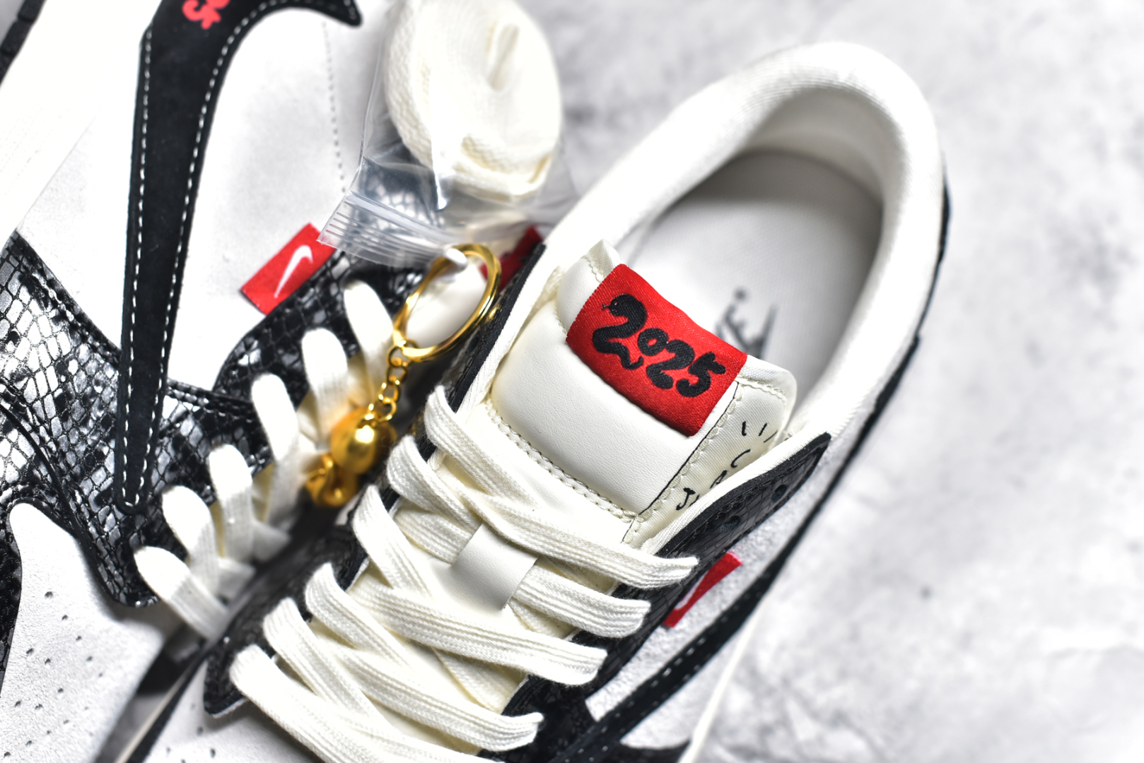 图片[9]-#Travis Scott x Fragment Design x Air Jordan 1 Low OG SP AJ1 乔1 Sup联名 黑鳞双色 低帮文化休闲板鞋 DM9288-010 #多方联名合作融合了Travis Scott 独特的音乐风格，藤原浩个性的设计风格以及Jordan品牌的经典元素 使其成为一双具有独特身份和价值的鞋子 清新而立体的外观加上联名标识更突出了其独特身份 这种配色方案显示出活力和时尚感 在视觉上引人注目 鞋身的质感和细腻的细节处理使其显得高端而格调十足 这款“倒钩”联名是设计与创意完美结合 融合多方的个性风格是一款备受瞩目的潮流鞋款 尺码：36 36.5 37.5 38 38.5 39 40 40.5 41 42 42.5 43 44 44.5 45-选品中心