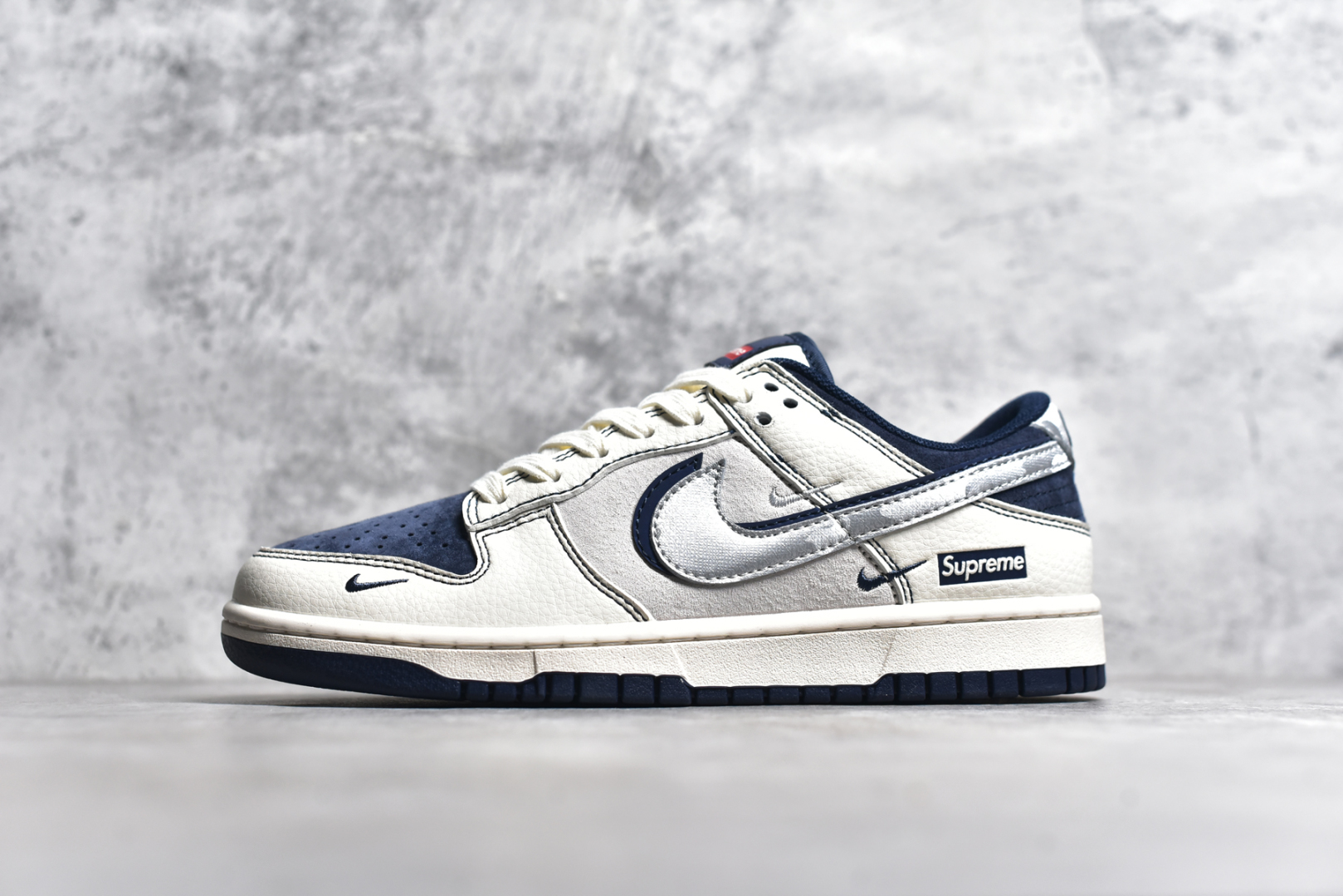 #Nk SB Dunk Low Sup联名 暗纹银蓝勾 周年高端定制 低帮休闲板鞋 DM6868-044 #定制鞋盒 大厂纯原品质出货 超高清洁度 皮料切割干净无任何毛边 细节完美 尺码：36 36.5 37.5 38 38.5 39 40 40.5 41 42 42.5 43 44 44.5 45-选品中心
