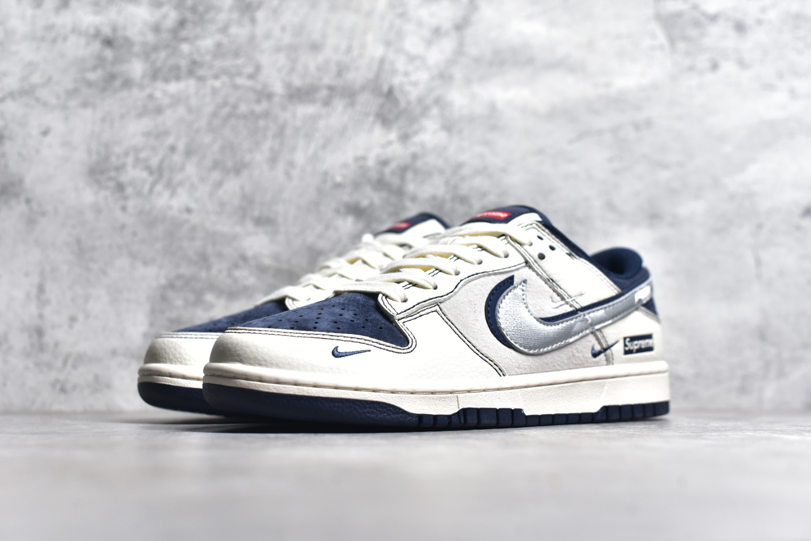 图片[2]-#Nk SB Dunk Low Sup联名 暗纹银蓝勾 周年高端定制 低帮休闲板鞋 DM6868-044 #定制鞋盒 大厂纯原品质出货 超高清洁度 皮料切割干净无任何毛边 细节完美 尺码：36 36.5 37.5 38 38.5 39 40 40.5 41 42 42.5 43 44 44.5 45-选品中心