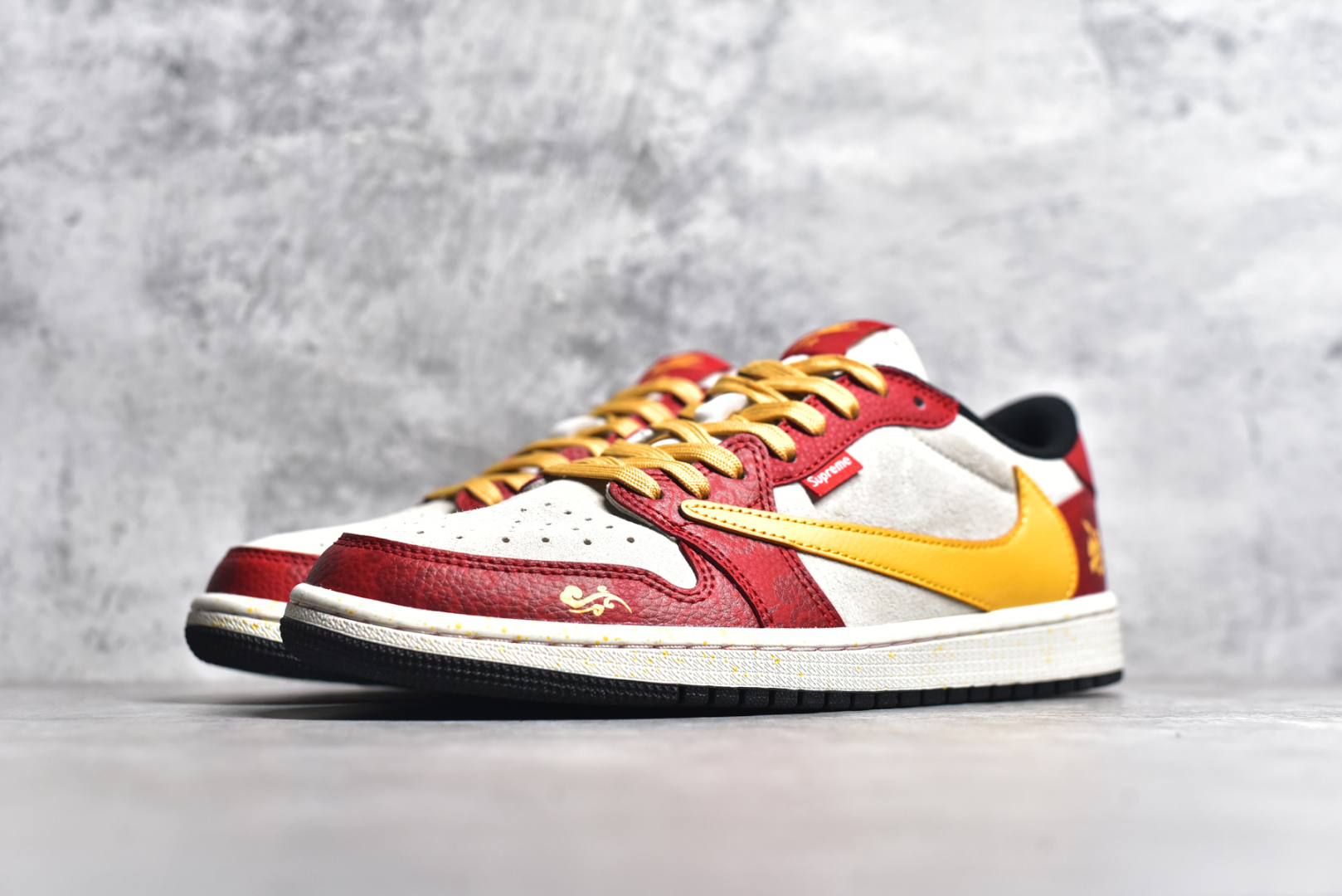 图片[2]-#Travis Scott x Fragment Design x Air Jordan 1 Low OG SP AJ1 乔1 Sup联名蛇年限定 红蛇黄勾 低帮文化休闲板鞋 DM7866-093 #多方联名合作融合了Travis Scott 独特的音乐风格，藤原浩个性的设计风格以及Jordan品牌的经典元素 使其成为一双具有独特身份和价值的鞋子 清新而立体的外观加上联名标识更突出了其独特身份 这种配色方案显示出活力和时尚感 在视觉上引人注目 鞋身的质感和细腻的细节处理使其显得高端而格调十足 这款“倒钩”联名是设计与创意完美结合 融合多方的个性风格是一款备受瞩目的潮流鞋款 尺码：36 36.5 37.5 38 38.5 39 40 40.5 41 42 42.5 43 44 44.5 45-选品中心