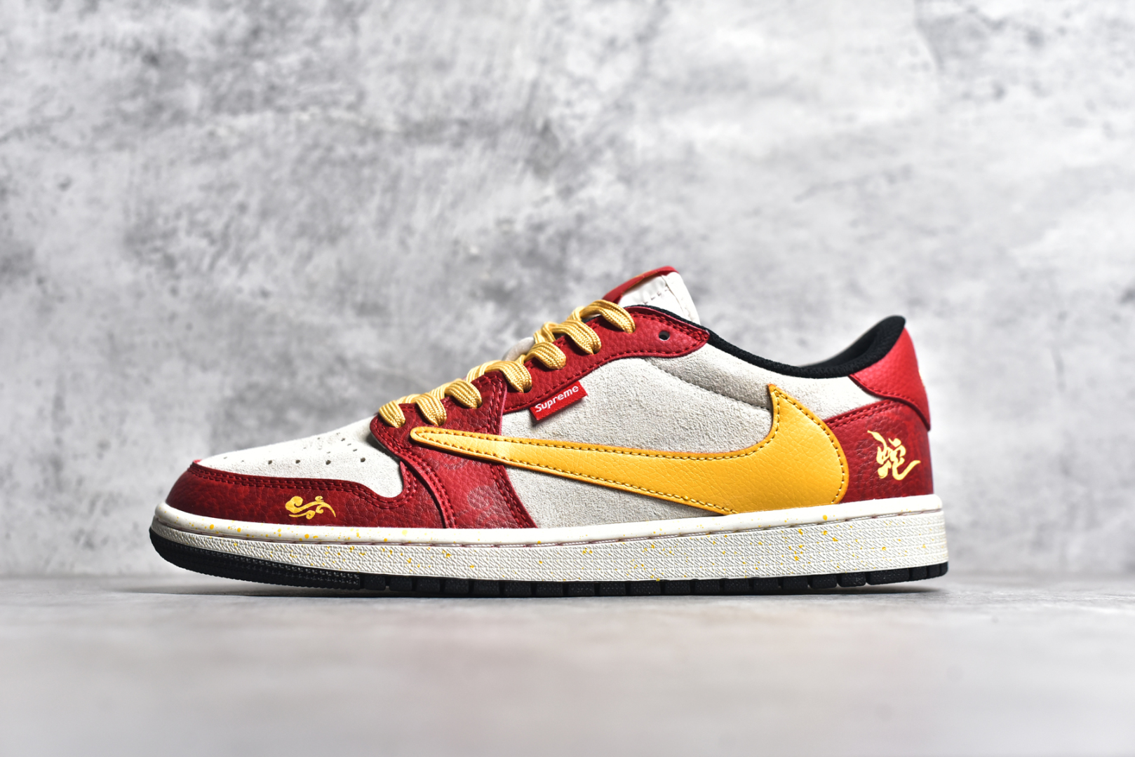 #Travis Scott x Fragment Design x Air Jordan 1 Low OG SP AJ1 乔1 Sup联名蛇年限定 红蛇黄勾 低帮文化休闲板鞋 DM7866-093 #多方联名合作融合了Travis Scott 独特的音乐风格，藤原浩个性的设计风格以及Jordan品牌的经典元素 使其成为一双具有独特身份和价值的鞋子 清新而立体的外观加上联名标识更突出了其独特身份 这种配色方案显示出活力和时尚感 在视觉上引人注目 鞋身的质感和细腻的细节处理使其显得高端而格调十足 这款“倒钩”联名是设计与创意完美结合 融合多方的个性风格是一款备受瞩目的潮流鞋款 尺码：36 36.5 37.5 38 38.5 39 40 40.5 41 42 42.5 43 44 44.5 45-选品中心