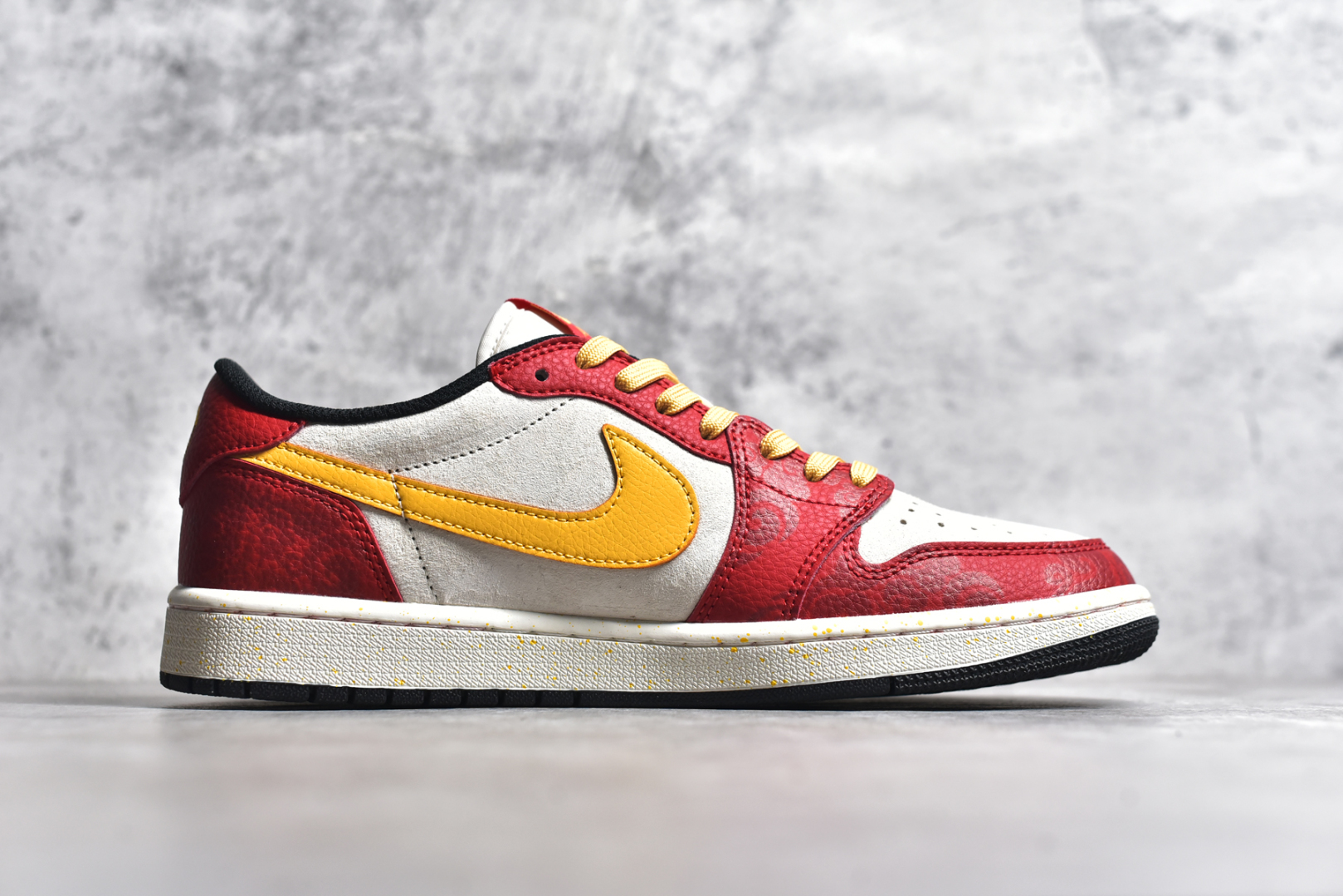 图片[3]-#Travis Scott x Fragment Design x Air Jordan 1 Low OG SP AJ1 乔1 Sup联名蛇年限定 红蛇黄勾 低帮文化休闲板鞋 DM7866-093 #多方联名合作融合了Travis Scott 独特的音乐风格，藤原浩个性的设计风格以及Jordan品牌的经典元素 使其成为一双具有独特身份和价值的鞋子 清新而立体的外观加上联名标识更突出了其独特身份 这种配色方案显示出活力和时尚感 在视觉上引人注目 鞋身的质感和细腻的细节处理使其显得高端而格调十足 这款“倒钩”联名是设计与创意完美结合 融合多方的个性风格是一款备受瞩目的潮流鞋款 尺码：36 36.5 37.5 38 38.5 39 40 40.5 41 42 42.5 43 44 44.5 45-选品中心