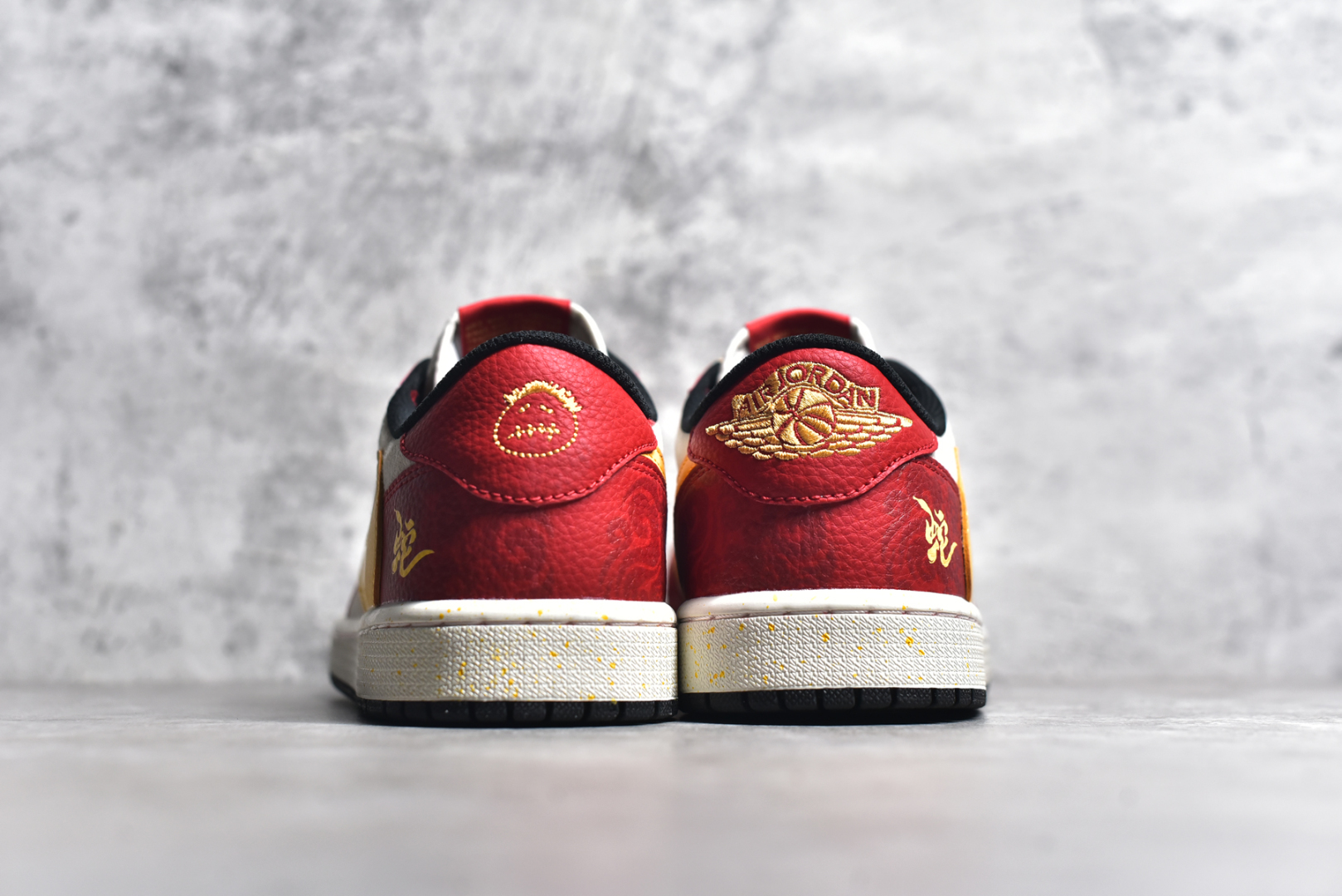 图片[5]-#Travis Scott x Fragment Design x Air Jordan 1 Low OG SP AJ1 乔1 Sup联名蛇年限定 红蛇黄勾 低帮文化休闲板鞋 DM7866-093 #多方联名合作融合了Travis Scott 独特的音乐风格，藤原浩个性的设计风格以及Jordan品牌的经典元素 使其成为一双具有独特身份和价值的鞋子 清新而立体的外观加上联名标识更突出了其独特身份 这种配色方案显示出活力和时尚感 在视觉上引人注目 鞋身的质感和细腻的细节处理使其显得高端而格调十足 这款“倒钩”联名是设计与创意完美结合 融合多方的个性风格是一款备受瞩目的潮流鞋款 尺码：36 36.5 37.5 38 38.5 39 40 40.5 41 42 42.5 43 44 44.5 45-选品中心
