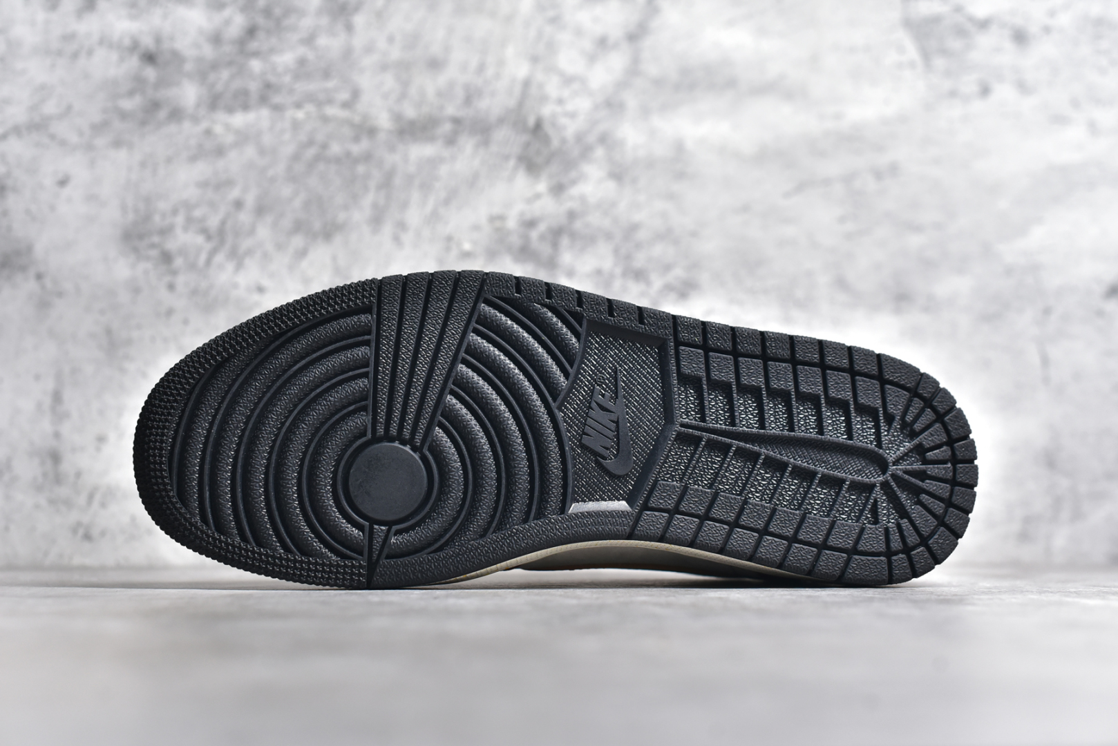 图片[6]-#Travis Scott x Fragment Design x Air Jordan 1 Low OG SP AJ1 乔1 Sup联名蛇年限定 红蛇黄勾 低帮文化休闲板鞋 DM7866-093 #多方联名合作融合了Travis Scott 独特的音乐风格，藤原浩个性的设计风格以及Jordan品牌的经典元素 使其成为一双具有独特身份和价值的鞋子 清新而立体的外观加上联名标识更突出了其独特身份 这种配色方案显示出活力和时尚感 在视觉上引人注目 鞋身的质感和细腻的细节处理使其显得高端而格调十足 这款“倒钩”联名是设计与创意完美结合 融合多方的个性风格是一款备受瞩目的潮流鞋款 尺码：36 36.5 37.5 38 38.5 39 40 40.5 41 42 42.5 43 44 44.5 45-选品中心