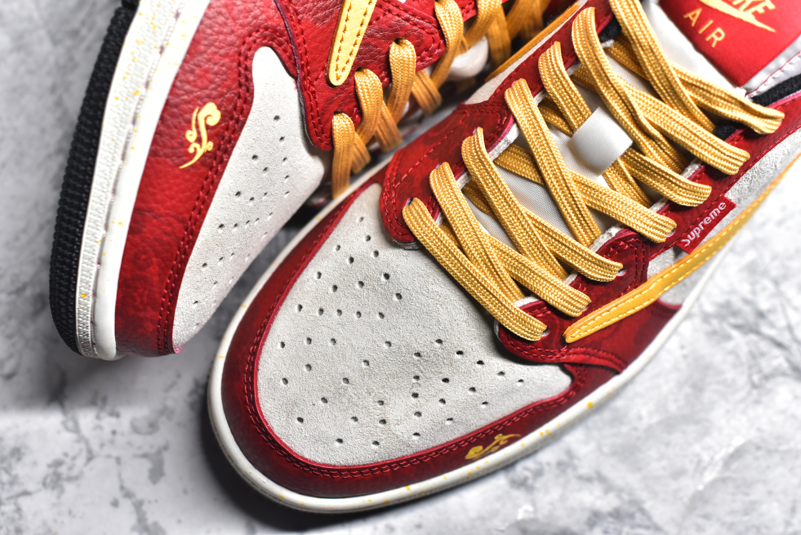 图片[8]-#Travis Scott x Fragment Design x Air Jordan 1 Low OG SP AJ1 乔1 Sup联名蛇年限定 红蛇黄勾 低帮文化休闲板鞋 DM7866-093 #多方联名合作融合了Travis Scott 独特的音乐风格，藤原浩个性的设计风格以及Jordan品牌的经典元素 使其成为一双具有独特身份和价值的鞋子 清新而立体的外观加上联名标识更突出了其独特身份 这种配色方案显示出活力和时尚感 在视觉上引人注目 鞋身的质感和细腻的细节处理使其显得高端而格调十足 这款“倒钩”联名是设计与创意完美结合 融合多方的个性风格是一款备受瞩目的潮流鞋款 尺码：36 36.5 37.5 38 38.5 39 40 40.5 41 42 42.5 43 44 44.5 45-选品中心