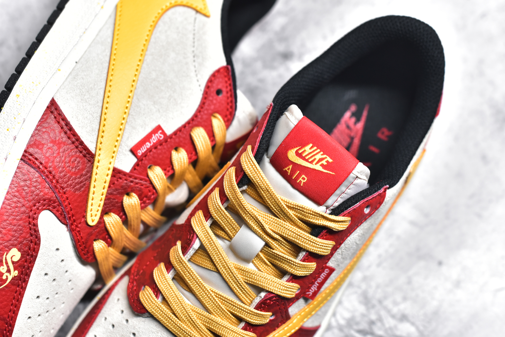 图片[9]-#Travis Scott x Fragment Design x Air Jordan 1 Low OG SP AJ1 乔1 Sup联名蛇年限定 红蛇黄勾 低帮文化休闲板鞋 DM7866-093 #多方联名合作融合了Travis Scott 独特的音乐风格，藤原浩个性的设计风格以及Jordan品牌的经典元素 使其成为一双具有独特身份和价值的鞋子 清新而立体的外观加上联名标识更突出了其独特身份 这种配色方案显示出活力和时尚感 在视觉上引人注目 鞋身的质感和细腻的细节处理使其显得高端而格调十足 这款“倒钩”联名是设计与创意完美结合 融合多方的个性风格是一款备受瞩目的潮流鞋款 尺码：36 36.5 37.5 38 38.5 39 40 40.5 41 42 42.5 43 44 44.5 45-选品中心