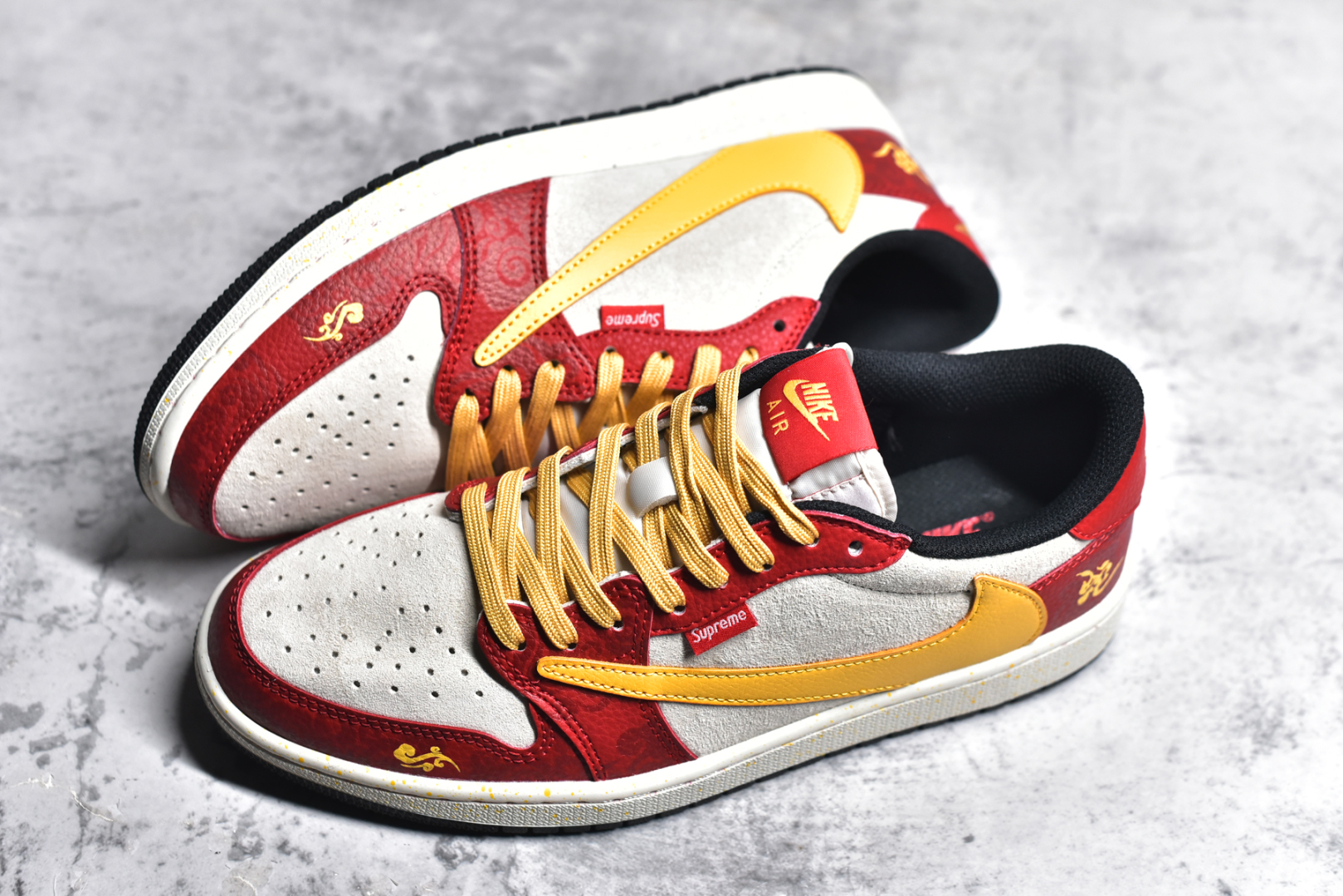 图片[7]-#Travis Scott x Fragment Design x Air Jordan 1 Low OG SP AJ1 乔1 Sup联名蛇年限定 红蛇黄勾 低帮文化休闲板鞋 DM7866-093 #多方联名合作融合了Travis Scott 独特的音乐风格，藤原浩个性的设计风格以及Jordan品牌的经典元素 使其成为一双具有独特身份和价值的鞋子 清新而立体的外观加上联名标识更突出了其独特身份 这种配色方案显示出活力和时尚感 在视觉上引人注目 鞋身的质感和细腻的细节处理使其显得高端而格调十足 这款“倒钩”联名是设计与创意完美结合 融合多方的个性风格是一款备受瞩目的潮流鞋款 尺码：36 36.5 37.5 38 38.5 39 40 40.5 41 42 42.5 43 44 44.5 45-选品中心