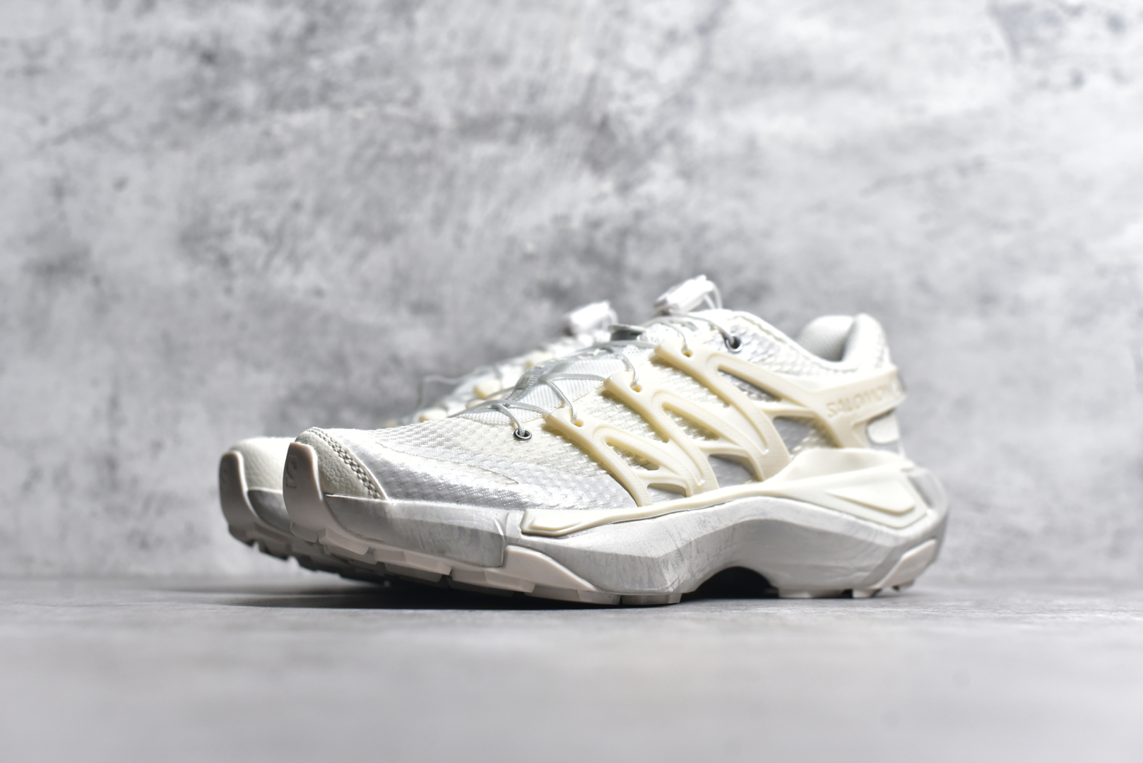 图片[2]-#SALOMON XT PU.RE ADVANCED 萨洛蒙潮流越野机能户外功能鞋 纯原外贸平台特供订单 耗时半年巨作 全套原纸板楦头开发 原厂特供网布配套加持 确保原汁原味 完美呈现版型 原档数据独家私模五层组合大底 男女鞋同步官方开发至46.5 原装Ortholite轻量化鞋垫 中底布带钢印编号 原厂TPU锁扣 进口港宝加持 后跟自然饱满 还原公司包裹性 基于 SALOMON 初代 XT 鞋身造型并搭载 4D ADVANCED CHASSIS™ 大底打造而成 为这款 XT-QUEST 带来了多项足部控制与保护等功能性 如在运动过程中控制左右晃动的过程而提高稳定性、改善长途越野过程中足中到足尖的过渡、提高感知岩石的精确度以抵抗尖锐物体对脚底的伤害以及采用动态缓冲来增强穿着舒适感 从而减轻疲劳感 使 XT-QUEST 成为一双舒适且安全的户外之履 尺码：36 36.5 37.5 38 38.5 39 40 40.5 41 42 42.5 43 44 44.5 45 46 46.5-选品中心