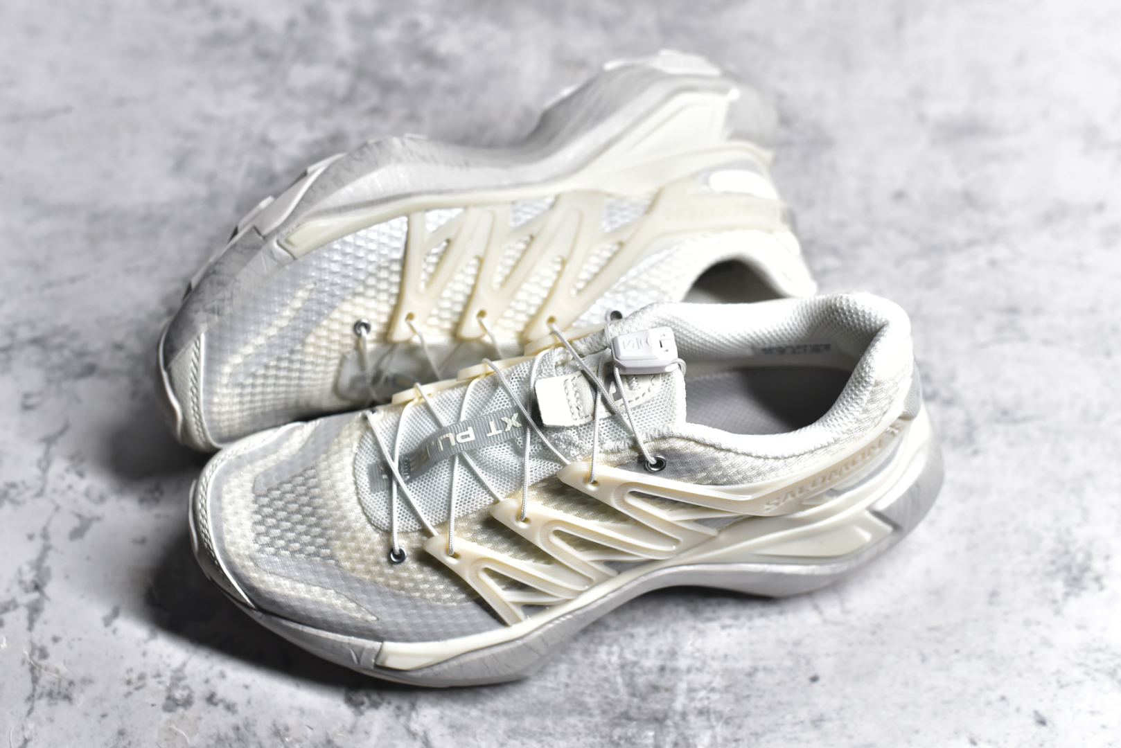 图片[7]-#SALOMON XT PU.RE ADVANCED 萨洛蒙潮流越野机能户外功能鞋 纯原外贸平台特供订单 耗时半年巨作 全套原纸板楦头开发 原厂特供网布配套加持 确保原汁原味 完美呈现版型 原档数据独家私模五层组合大底 男女鞋同步官方开发至46.5 原装Ortholite轻量化鞋垫 中底布带钢印编号 原厂TPU锁扣 进口港宝加持 后跟自然饱满 还原公司包裹性 基于 SALOMON 初代 XT 鞋身造型并搭载 4D ADVANCED CHASSIS™ 大底打造而成 为这款 XT-QUEST 带来了多项足部控制与保护等功能性 如在运动过程中控制左右晃动的过程而提高稳定性、改善长途越野过程中足中到足尖的过渡、提高感知岩石的精确度以抵抗尖锐物体对脚底的伤害以及采用动态缓冲来增强穿着舒适感 从而减轻疲劳感 使 XT-QUEST 成为一双舒适且安全的户外之履 尺码：36 36.5 37.5 38 38.5 39 40 40.5 41 42 42.5 43 44 44.5 45 46 46.5-选品中心