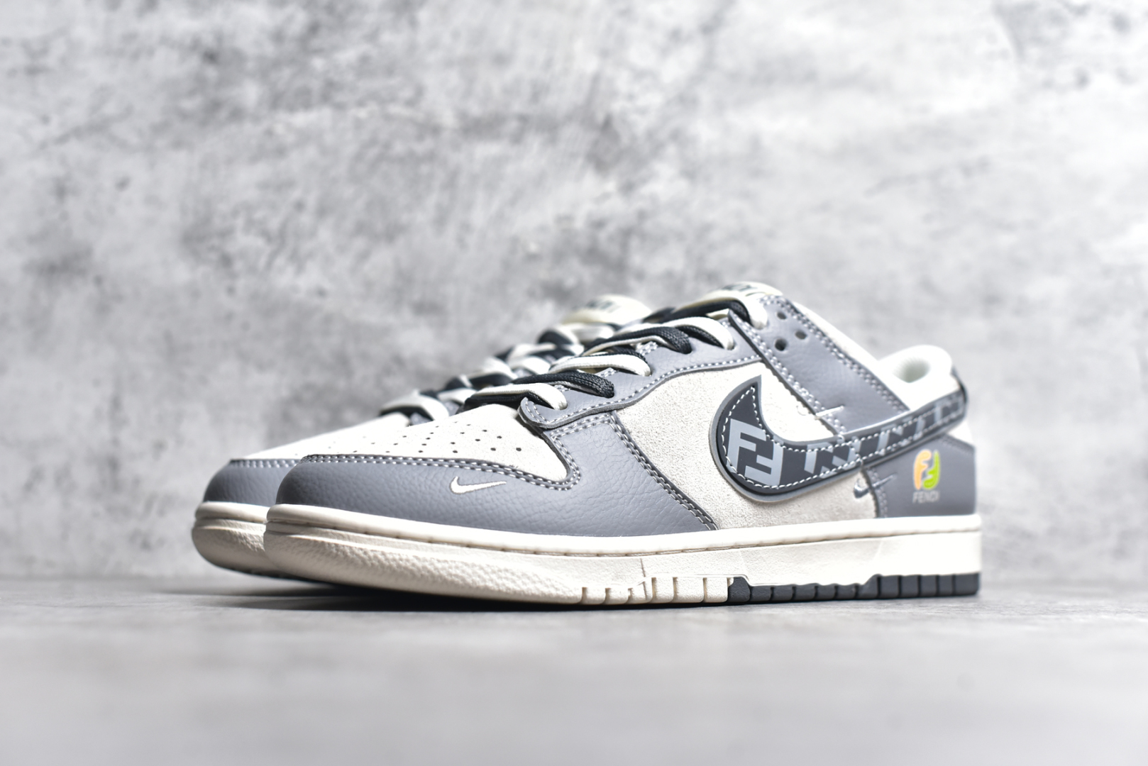 图片[2]-#Nk SB Dunk Low 芬迪联名 灰白灰勾 周年高端定制 低帮休闲板鞋 DM6868-021 #定制鞋盒 大厂纯原品质出货 超高清洁度 皮料切割干净无任何毛边 细节完美 尺码：36 36.5 37.5 38 38.5 39 40 40.5 41 42 42.5 43 44 44.5 45-选品中心