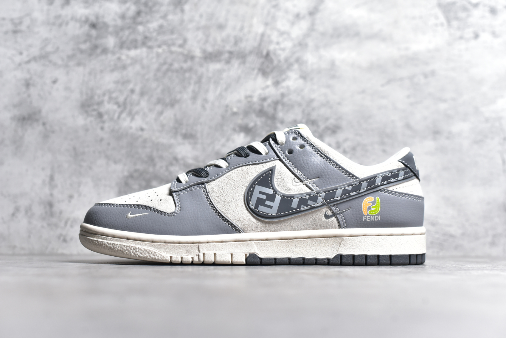 #Nk SB Dunk Low 芬迪联名 灰白灰勾 周年高端定制 低帮休闲板鞋 DM6868-021 #定制鞋盒 大厂纯原品质出货 超高清洁度 皮料切割干净无任何毛边 细节完美 尺码：36 36.5 37.5 38 38.5 39 40 40.5 41 42 42.5 43 44 44.5 45-选品中心