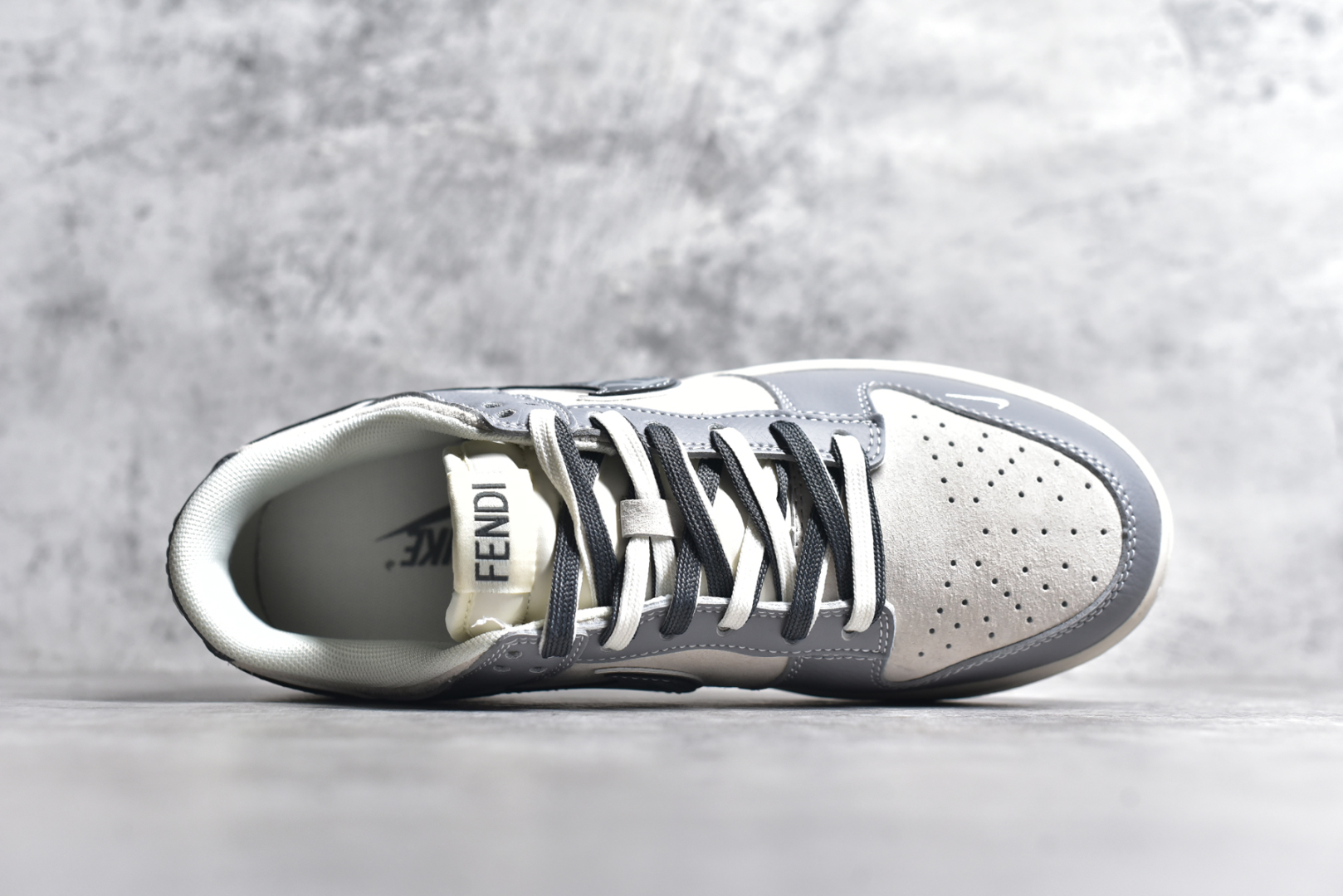 图片[4]-#Nk SB Dunk Low 芬迪联名 灰白灰勾 周年高端定制 低帮休闲板鞋 DM6868-021 #定制鞋盒 大厂纯原品质出货 超高清洁度 皮料切割干净无任何毛边 细节完美 尺码：36 36.5 37.5 38 38.5 39 40 40.5 41 42 42.5 43 44 44.5 45-选品中心