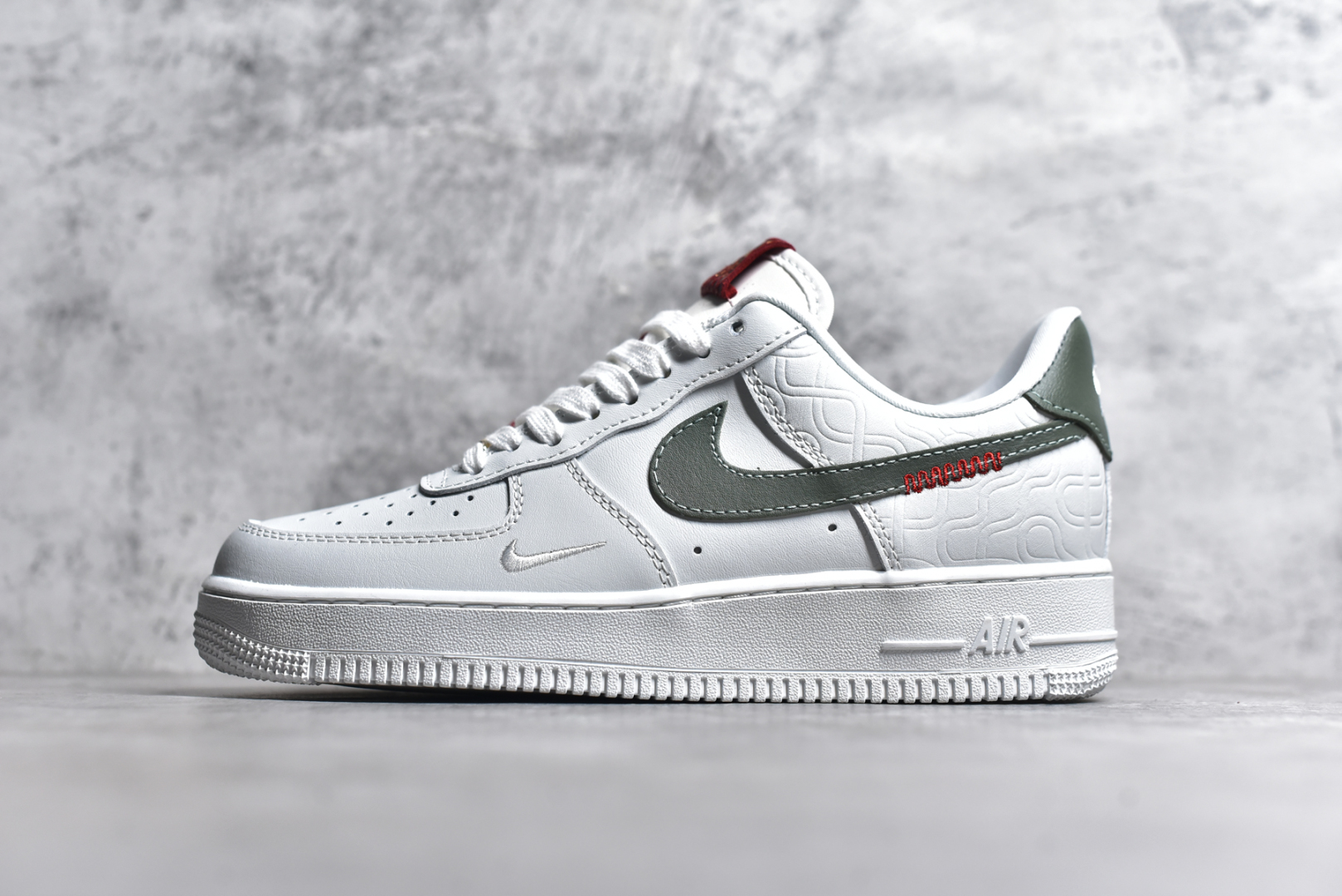 #NK Air Force 1 Low \’07 空军一号低帮经典板鞋 CNY蛇年限定 HV5979-130 大厂出品 同步官方全新版本 不规则波浪大底咬花 全鞋电脑针车 工整有序 视觉效果满分 原厂拉帮手法 标准四线 密度针距针孔大小控制到位 原装反口里网布海绵 正确卡色网眼大小 新版鞋撑改用纸团代替 原厂港宝加持完美还原灵魂版型 原盒原配从里到外百分百还原 原厂全头层原厂皮料 原标原盒 内置Sole气垫 中底白色背胶 中底划线 已经无限的接近公司 原厂楦头 原厂刺绣 后跟弧度修正 独家私模 尺码：35.5 36 36.5 37.5 38 38.5 39 40 40.5 41 42 42.5 43 44 44.5 45 46-选品中心
