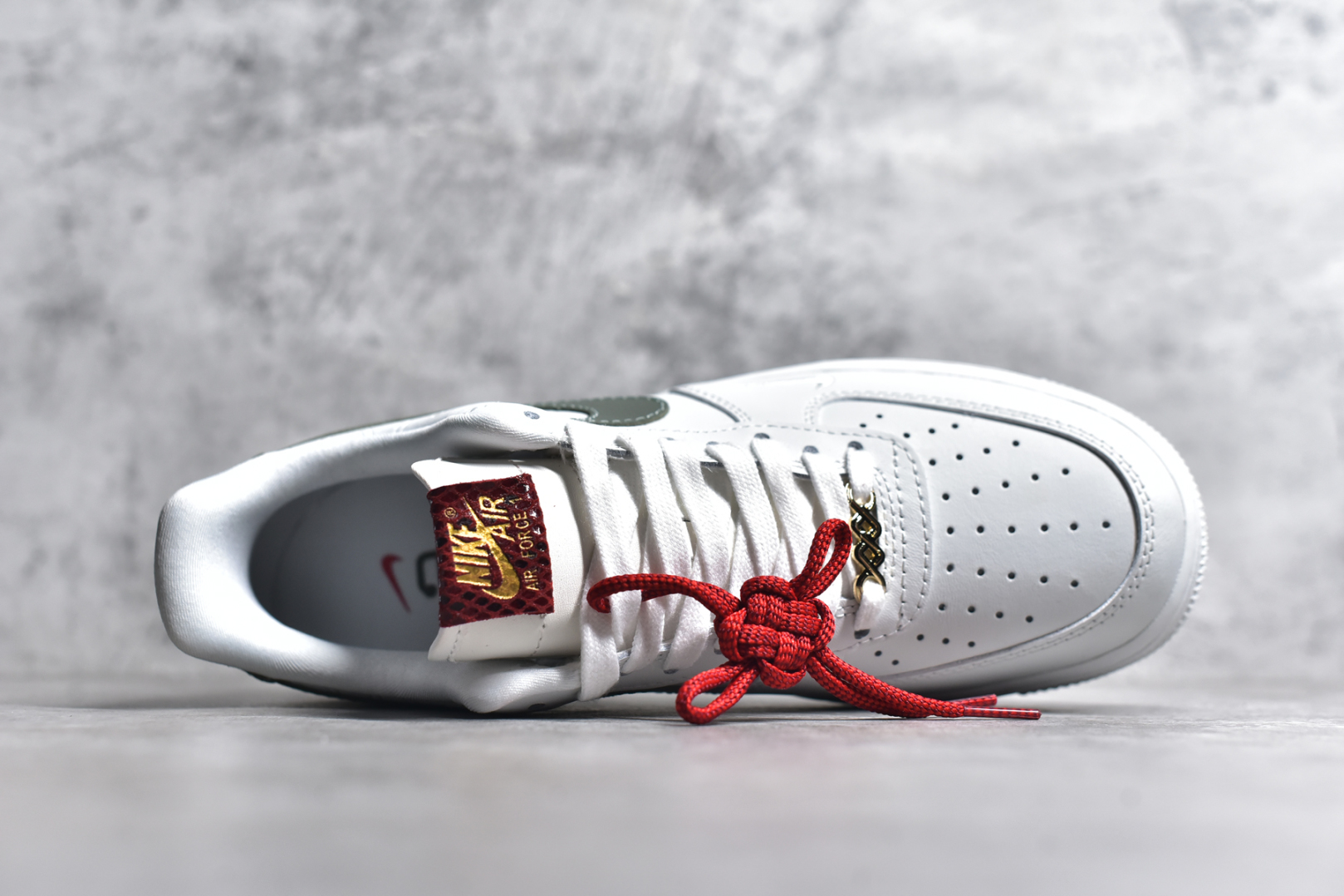 图片[4]-#NK Air Force 1 Low \’07 空军一号低帮经典板鞋 CNY蛇年限定 HV5979-130 大厂出品 同步官方全新版本 不规则波浪大底咬花 全鞋电脑针车 工整有序 视觉效果满分 原厂拉帮手法 标准四线 密度针距针孔大小控制到位 原装反口里网布海绵 正确卡色网眼大小 新版鞋撑改用纸团代替 原厂港宝加持完美还原灵魂版型 原盒原配从里到外百分百还原 原厂全头层原厂皮料 原标原盒 内置Sole气垫 中底白色背胶 中底划线 已经无限的接近公司 原厂楦头 原厂刺绣 后跟弧度修正 独家私模 尺码：35.5 36 36.5 37.5 38 38.5 39 40 40.5 41 42 42.5 43 44 44.5 45 46-选品中心