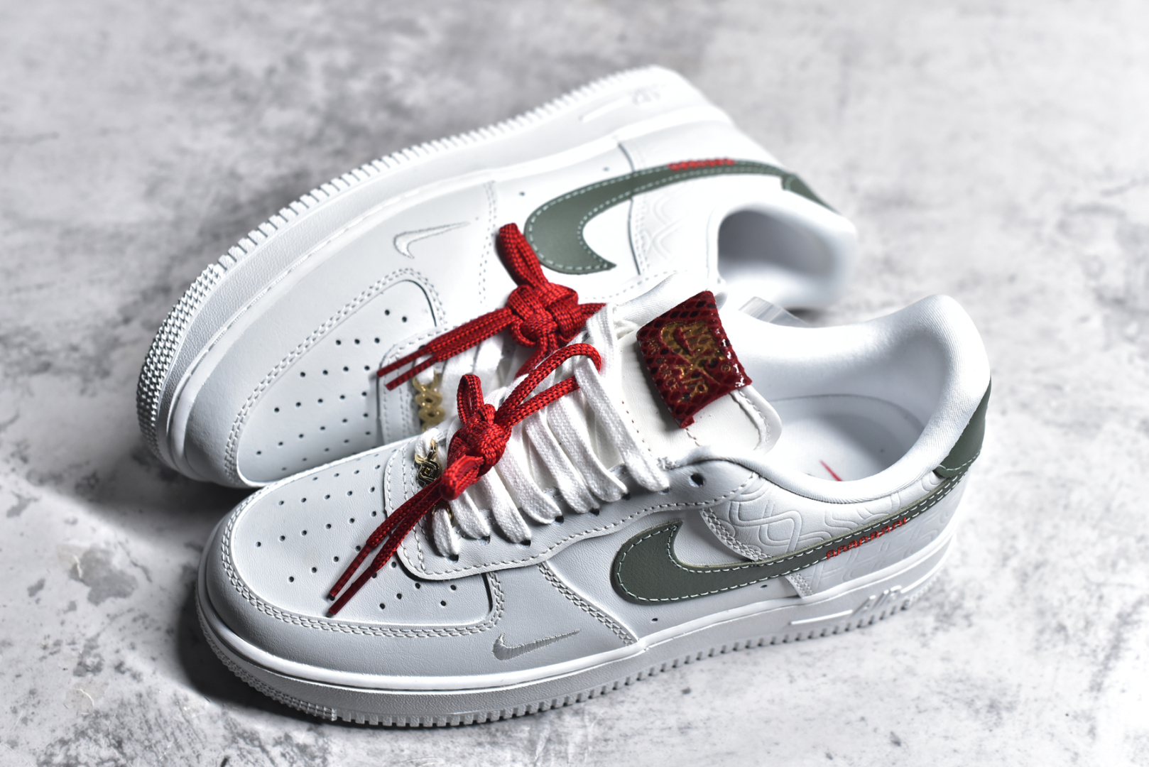 图片[7]-#NK Air Force 1 Low \’07 空军一号低帮经典板鞋 CNY蛇年限定 HV5979-130 大厂出品 同步官方全新版本 不规则波浪大底咬花 全鞋电脑针车 工整有序 视觉效果满分 原厂拉帮手法 标准四线 密度针距针孔大小控制到位 原装反口里网布海绵 正确卡色网眼大小 新版鞋撑改用纸团代替 原厂港宝加持完美还原灵魂版型 原盒原配从里到外百分百还原 原厂全头层原厂皮料 原标原盒 内置Sole气垫 中底白色背胶 中底划线 已经无限的接近公司 原厂楦头 原厂刺绣 后跟弧度修正 独家私模 尺码：35.5 36 36.5 37.5 38 38.5 39 40 40.5 41 42 42.5 43 44 44.5 45 46-选品中心